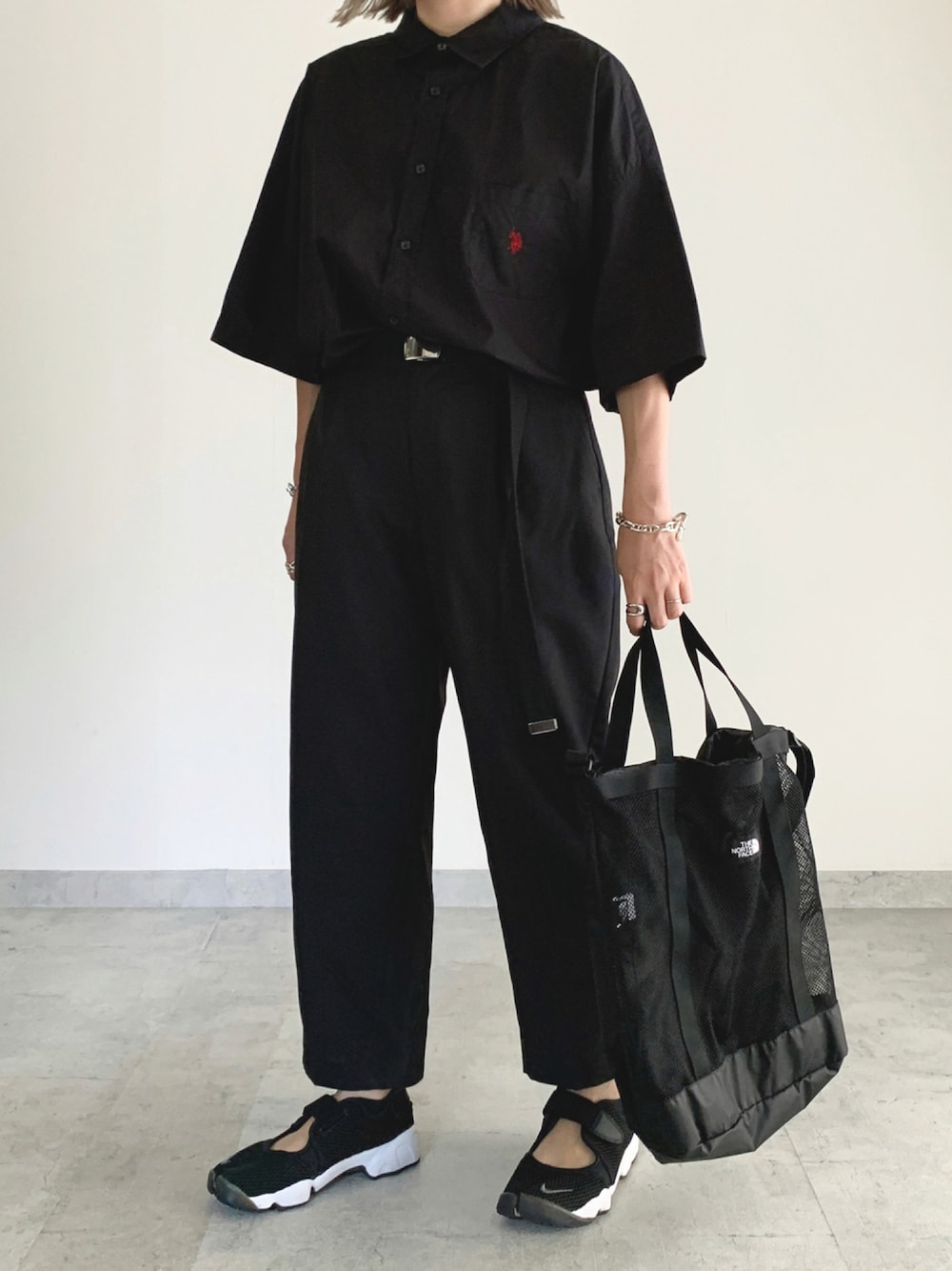 「カジュアル、ブラック、モノトーン、メンズライク、シャツスタイル、スニーカー、シンプルコーデ」｜「FREAK'S STOREのWEB限定 U.S. POLO ASSN.×FREAK'S STORE/ユーエスポロアッスン 別注 ワンポイント刺繍ロゴ SS レギュラーカラーシャツ（シャツ/ブラウス、ブラック系）」を使った、MIHOさん（レディース・163cm）の秋コーディネートの1枚目の写真