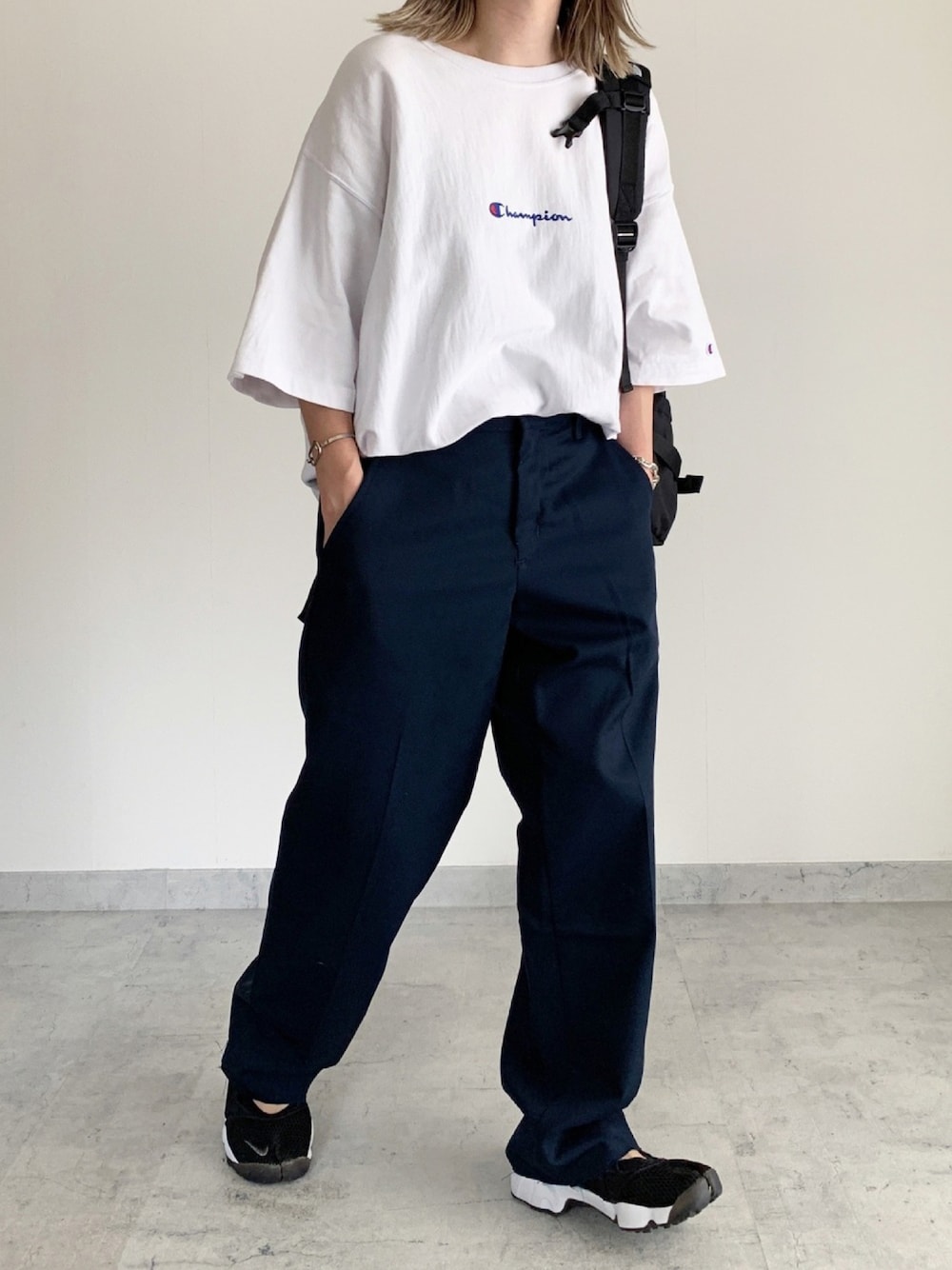 「カジュアル、シンプルコーデ、メンズライク、スニーカー、モノトーン、ゆるコーデ、Champion、NIKE」｜「Championの【別注】 ＜CHAMPION(チャンピオン）＞ REVERSE WEAVE TEE/Tシャツ（Tシャツ/カットソー、ホワイト系）」を使った、MIHOさん（レディース・163cm）の夏コーディネートの1枚目の写真