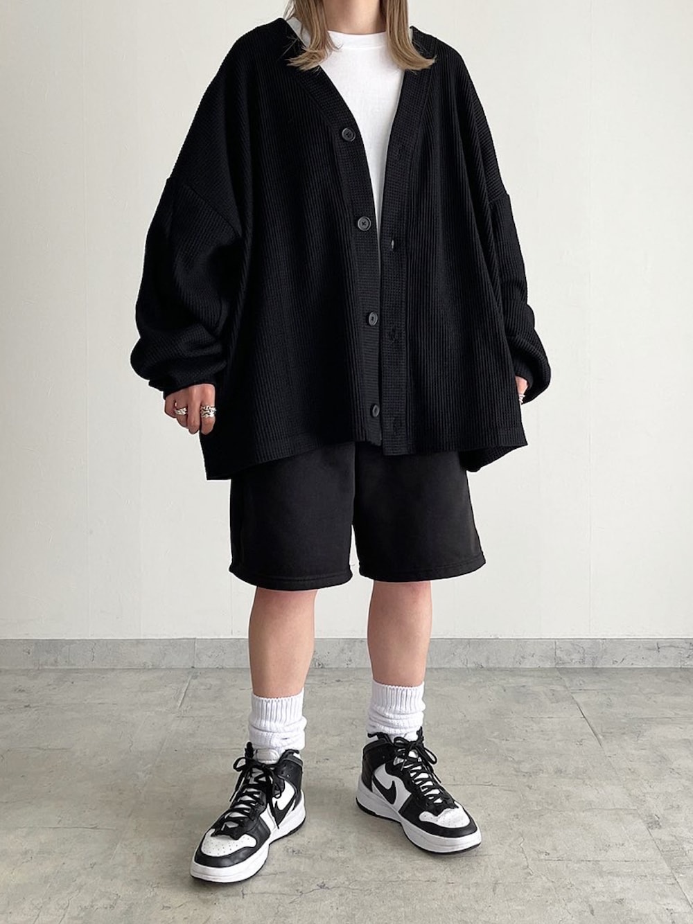 「秋コーデ、モノトーン、カーディガン、ゆるコーデ、カジュアルコーデ、オーバーサイズ、スニーカー」｜「BEAUTY&YOUTH UNITED ARROWSの＜LA Blanks＞ SWEAT SHORTS / ショートパンツ（スウェットパンツ、ブラック系）」を使った、MIHOさん（レディース・163cm）の夏コーディネートの1枚目の写真