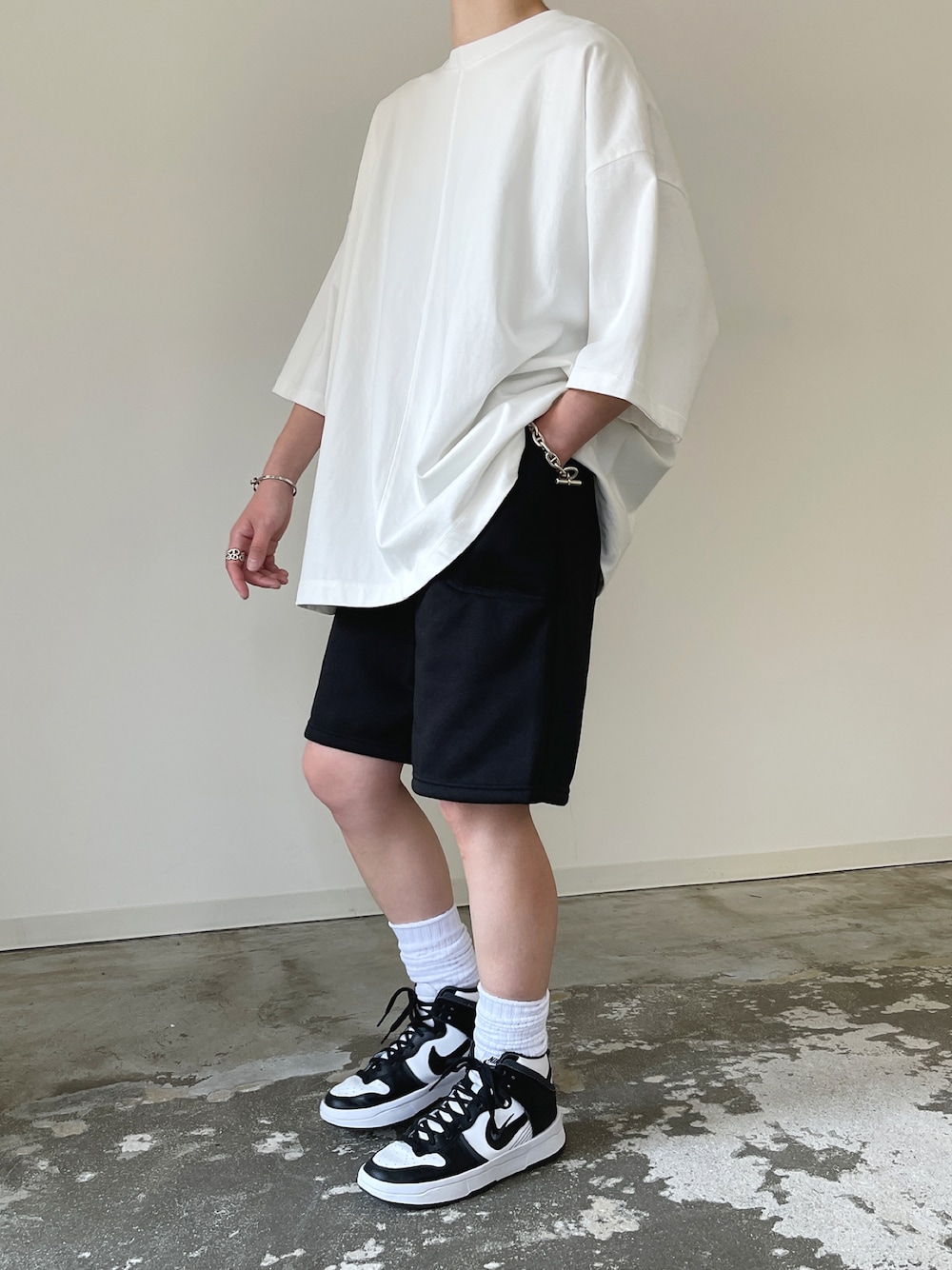 「夏コーデ、メンズライク、ハーフパンツ、オーバーサイズ、Tシャツ、モノトーン、スニーカー、ストリート」｜「y/m by MIHOのセンターラインTシャツ（Tシャツ/カットソー、ホワイト系）」を使った、MIHOさん（レディース・163cm）の春コーディネートの1枚目の写真