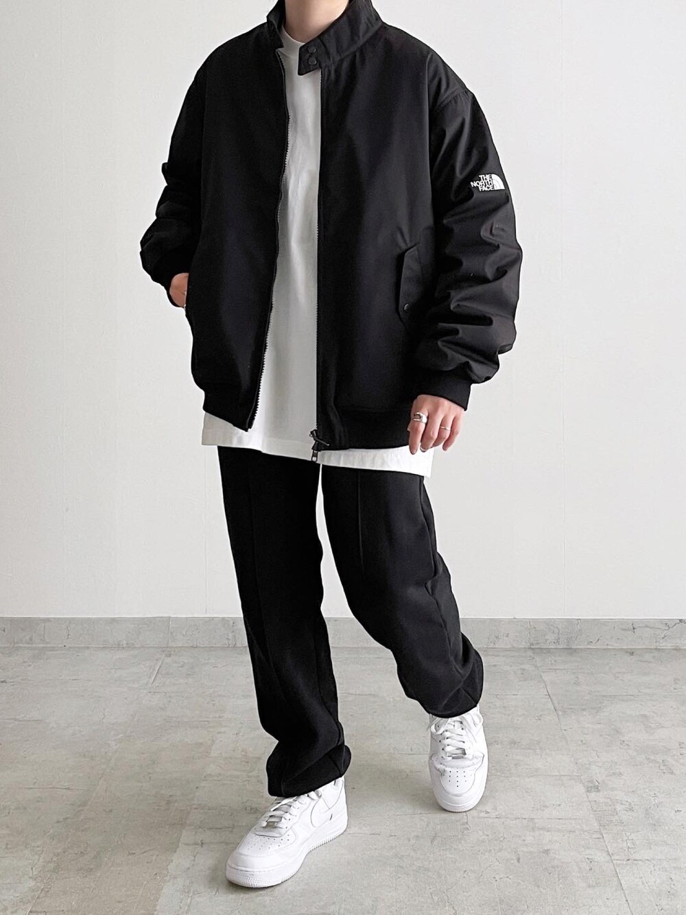 「カジュアル、モノトーン、メンズライク、オーバーサイズ、ブラック、ootd、スニーカー」｜「THE NORTH FACE PURPLE LABELのアイテム（ジャケット/アウター、ブラック系）」を使った、MIHOさん（レディース・163cm）の秋コーディネートの1枚目の写真