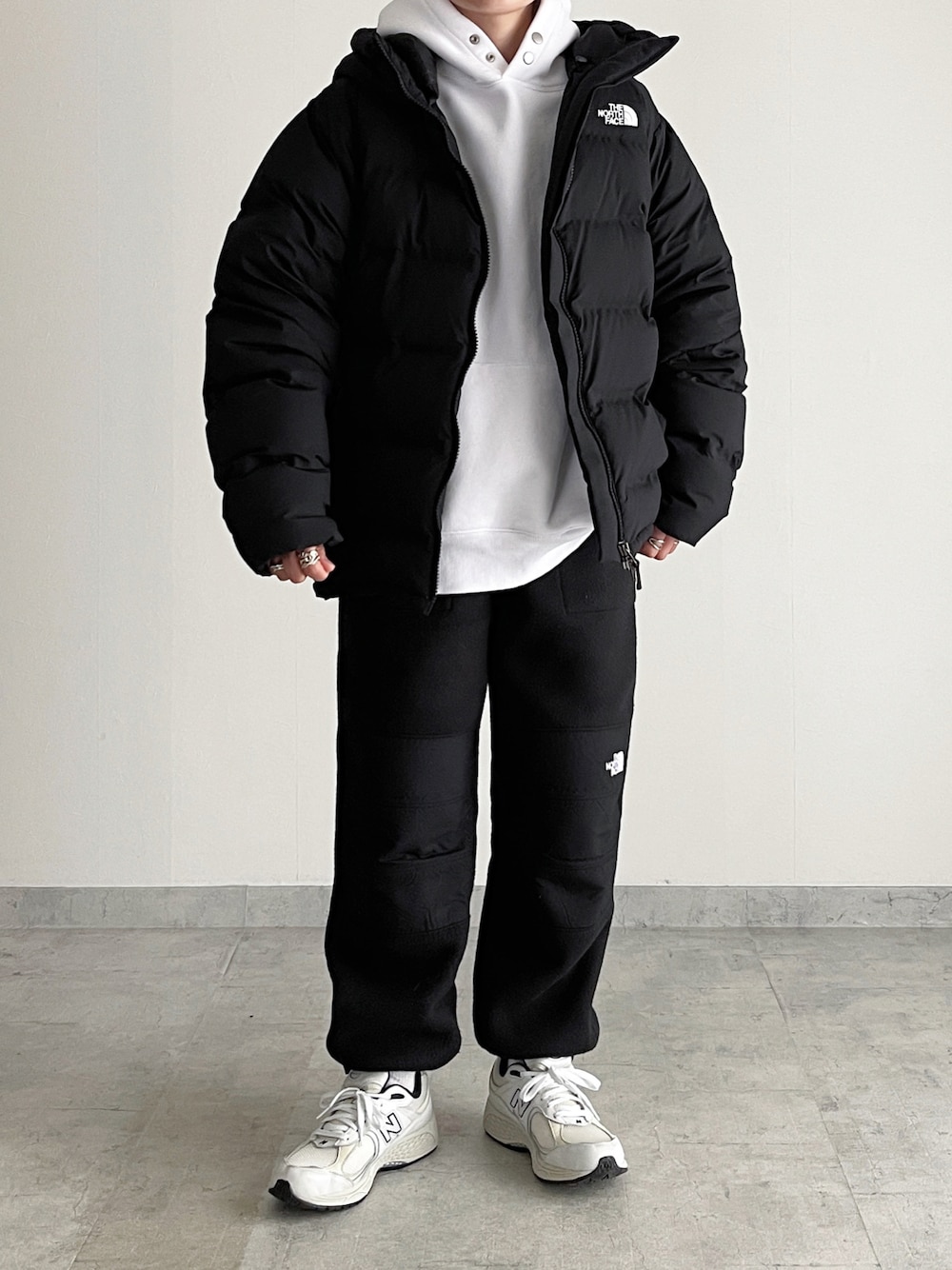「カジュアルコーデ、モノトーン、冬コーデ、ダウンジャケット、THE NORTH FACE、ゆるコーデ、オーバーサイズ、スニーカー」｜「THE NORTH FACEのザ・ノースフェイス / ビレイヤーパーカ（ダウンジャケット/コート、ブラック系）」を使った、MIHOさん（レディース・163cm）の冬コーディネートの1枚目の写真