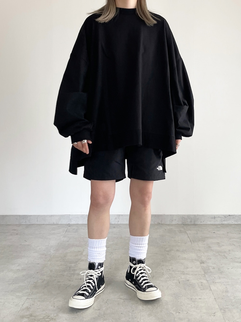 「休日スタイル、ブラック、モノトーン、メンズライク、ゆるコーデ、スニーカー、夏コーデ、THE NORTH FACE」｜「y/m by MIHOのサイドスリットビックロンT（Tシャツ/カットソー、ブラック系）」を使った、MIHOさん（レディース・163cm）の春コーディネートの1枚目の写真