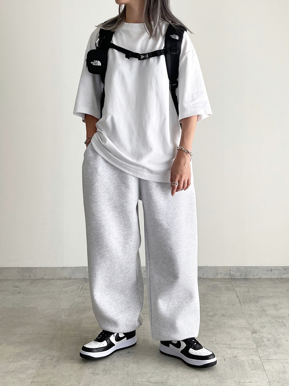 「モノトーン、カジュアルコーデ、ストリート、メンズライク、ゆるコーデ、スウェットパンツ、スニーカー」｜「UNIQLOのエアリズムコットンオーバーサイズTシャツ（5分袖）（Tシャツ/カットソー、ホワイト系）」を使った、MIHOさん（レディース・163cm）の秋コーディネートの1枚目の写真