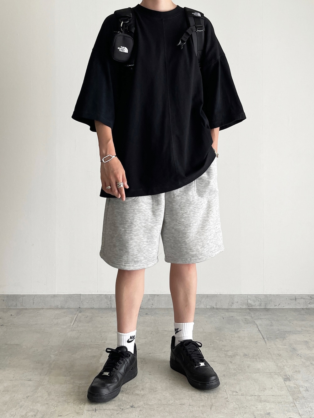 「ゆるコーデ、夏コーデ、Tシャツ、シンプル、カジュアルコーデ、モノトーン、メンズライク、スニーカー」｜「y/m by MIHOのセンターラインTシャツ（Tシャツ/カットソー、ブラック系）」を使った、MIHOさん（レディース・163cm）の夏コーディネートの1枚目の写真