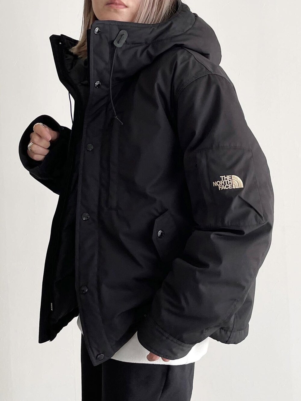 「カジュアルコーデ、冬コーデ、ダウンジャケット、ブラック、モノトーン、メンズライク、オーバーサイズ」｜「THE NORTH FACE PURPLE LABELの＜THE NORTH FACE PURPLE LABEL＞ 65/35 SRT DWN ex/ダウンジャケット（ダウンジャケット/コート、ブラック系）」を使った、MIHOさん（レディース・163cm）の秋コーディネートの1枚目の写真