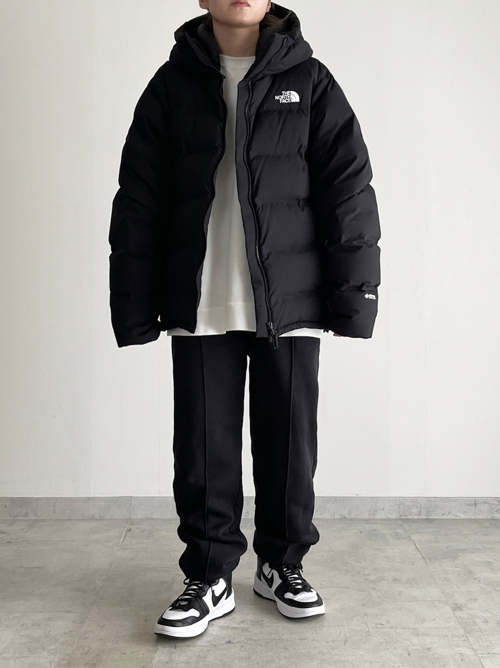 「カジュアルコーデ、メンズライク、モノトーン、ブラック、THE NORTH FACE、ゆるコーデ、オーバーサイズ、スニーカー」｜「THE NORTH FACEのザ・ノースフェイス / ビレイヤーパーカ（ダウンジャケット/コート、ブラック系）」を使った、MIHOさん（レディース・163cm）の冬コーディネートの1枚目の写真