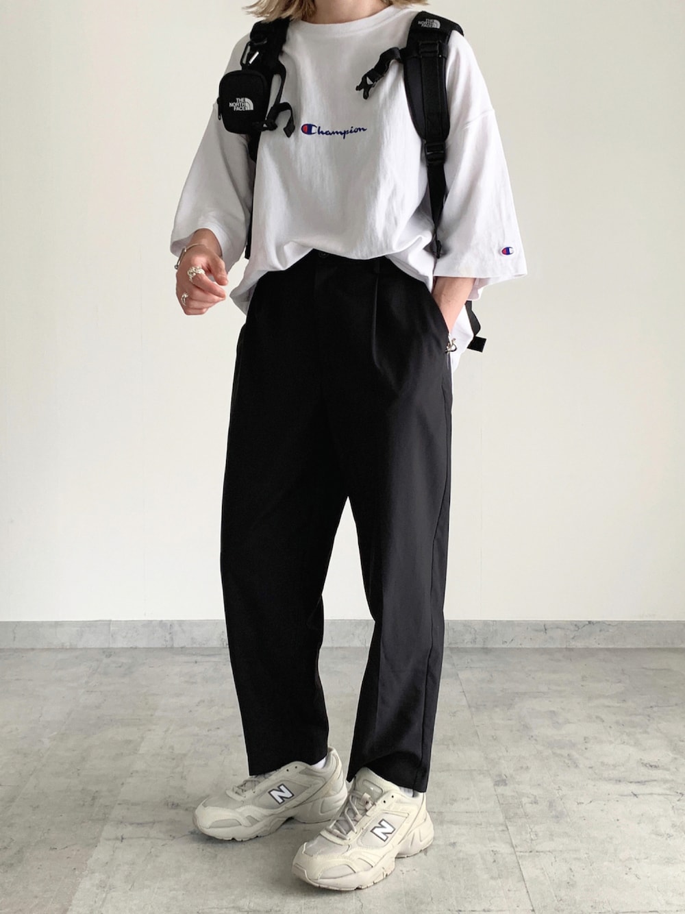 「カジュアル、モノトーン、メンズライク、スニーカー、ロゴT、シンプルコーデ、ニューバランス」｜「NEW BALANCEのアイテム（スニーカー、ホワイト系）」を使った、MIHOさん（レディース・163cm）の夏コーディネートの1枚目の写真