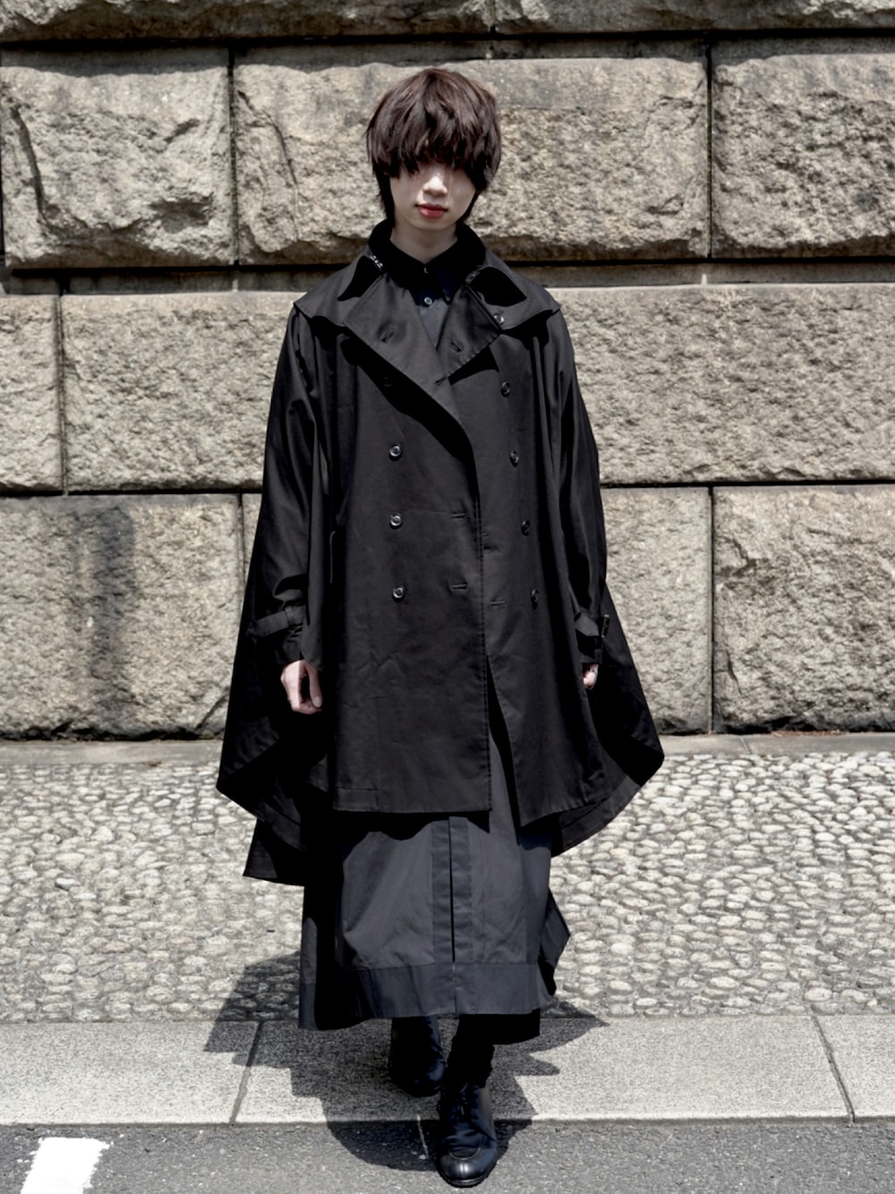 ブラック系のトレンチコート、ブラック系のシャツ/ブラウス、ブラック系のドレスシューズを着用したメンズの秋コーディネートの1枚目の写真