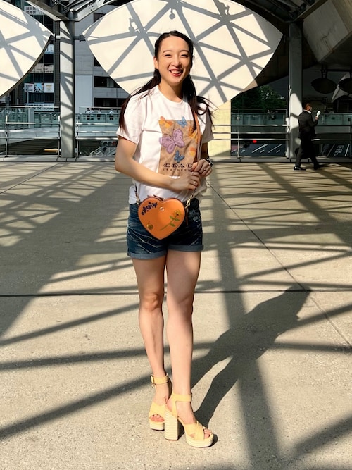 COACHのサンダル（ベージュ系）を使った人気ファッション