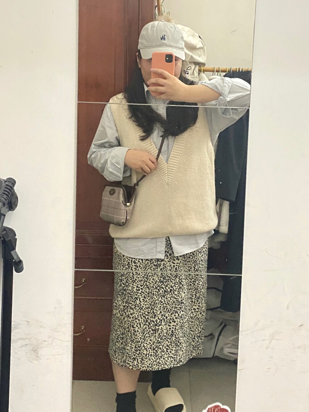 「COSのアイテム（タンクトップ、ベージュ系）」を使った、FALA.さん（レディース・153cm）の春コーディネートの1枚目の写真