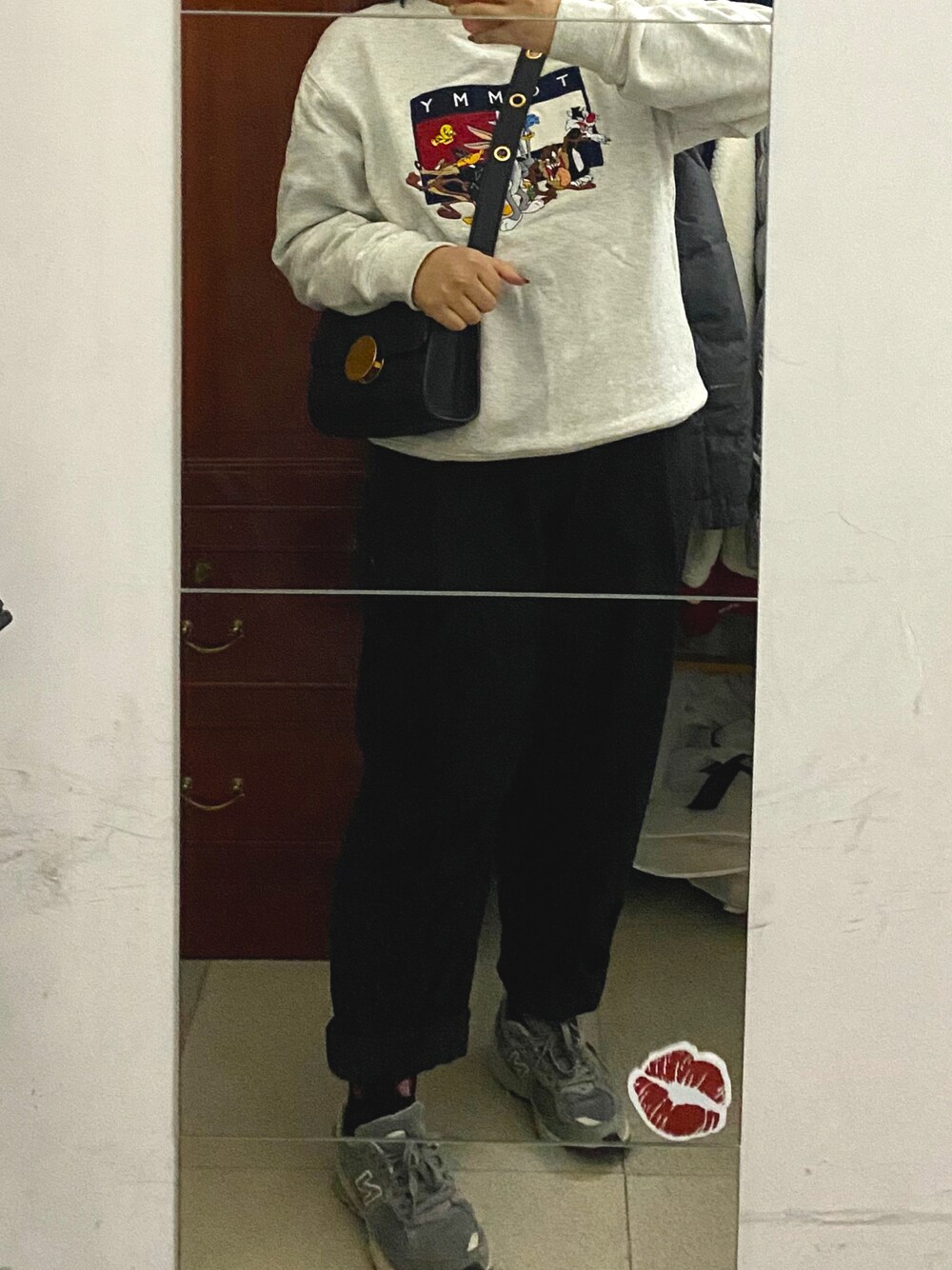「TOMMY HILFIGERのアイテム（パーカー、グレー系）」を使った、FALA.さん（レディース・153cm）の冬コーディネートの1枚目の写真