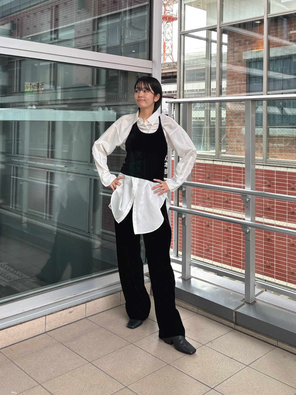 ブラック系のその他パンツ、ホワイト系のシャツ/ブラウス、ブラック系のその他トップスを着用したレディースの秋コーディネートの1枚目の写真