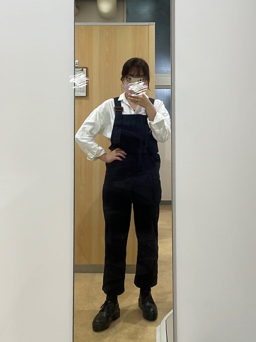 「FUDGEBOYのトラッドスタイル、シンプル、シンプルコーデ、シャツスタイル、大人カジュアル、大人女子、オトナカジュアル、カジュアル、カジュアルコーデ、ラフ、今日のコーデ、ootd、大人コーデ、ブラックコーデ、モノトーン」｜「AMERICAN HOLICの★バックタックオックスシャツ（シャツ/ブラウス、ホワイト系）」を使った、さこちさん（レディース・160cm）の春コーディネートの1枚目の写真