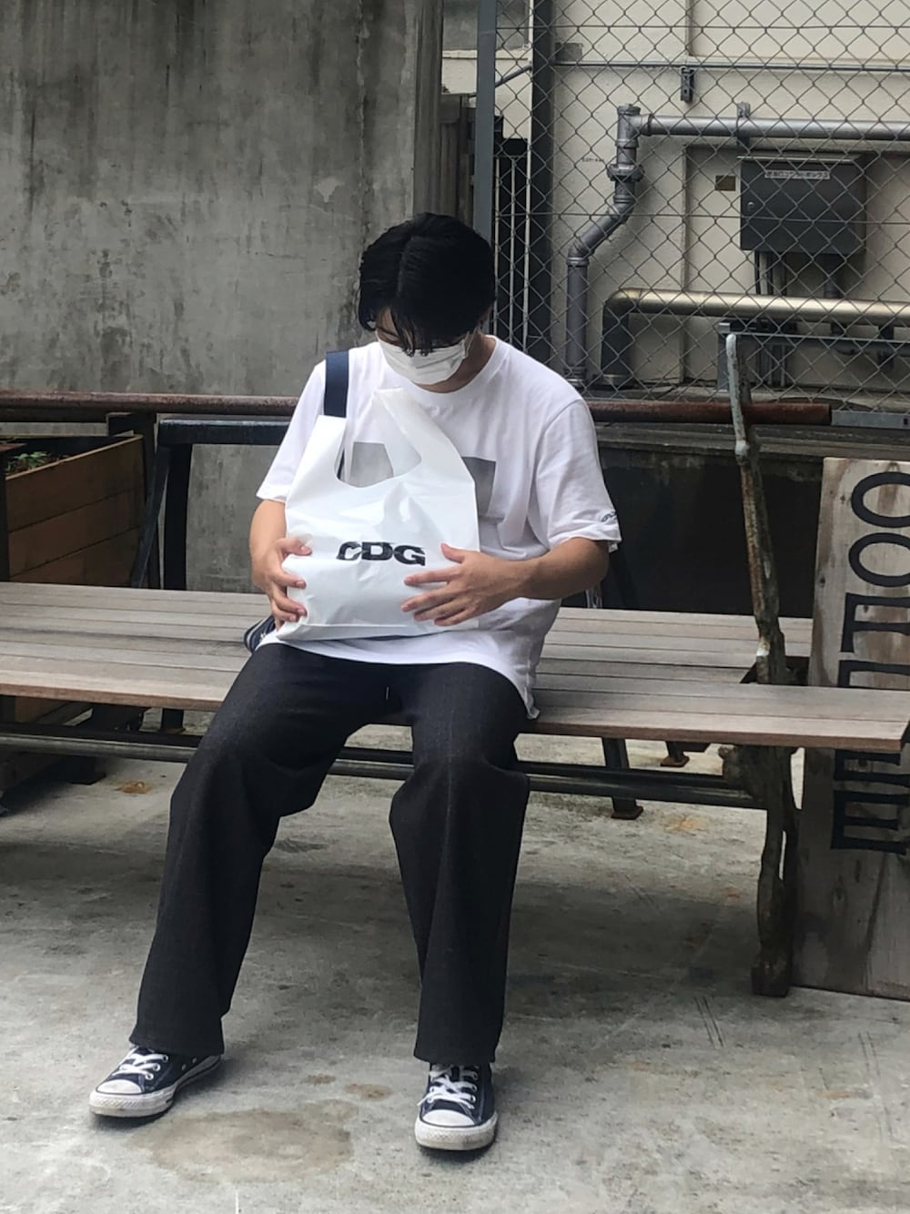 「古着、スニーカー、カジュアル、ストリート、モノトーン、スポーツミックス、モード、シンプルコーデ、カフェ、雨の日コーデ、オトナカジュアル、Paragraph、おしゃれさんと繋がりたい、シミラールック、コムドット」｜「CONVERSEのCONVERSE コンバース CVS ALL STAR キャンバス オールスター OX（スニーカー、グレー系）」を使った、おなすさん（メンズ・163cm）の秋コーディネートの1枚目の写真