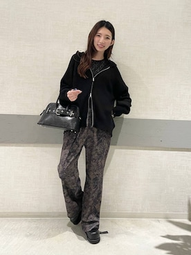 「アイテム（Tシャツ/カットソー、ブラック系）」を使った、えりーさん（レディース・165cm）の冬コーディネート