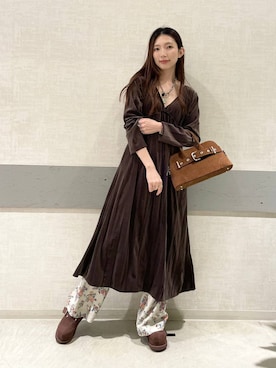 「アイテム（ボストンバッグ、ブラウン系）」を使った、えりーさん（レディース・165cm）の冬コーディネート