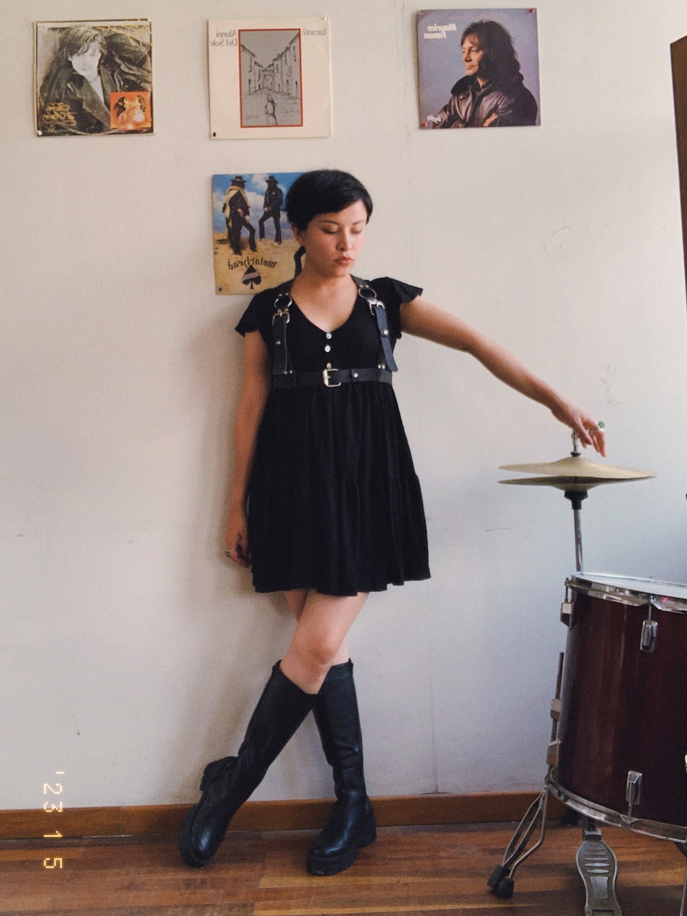 「harness、black」｜「thriftedのアイテム（ドレス、ブラック系）」を使った、Chichi Beebsさん（レディース・157cm）の冬コーディネートの1枚目の写真