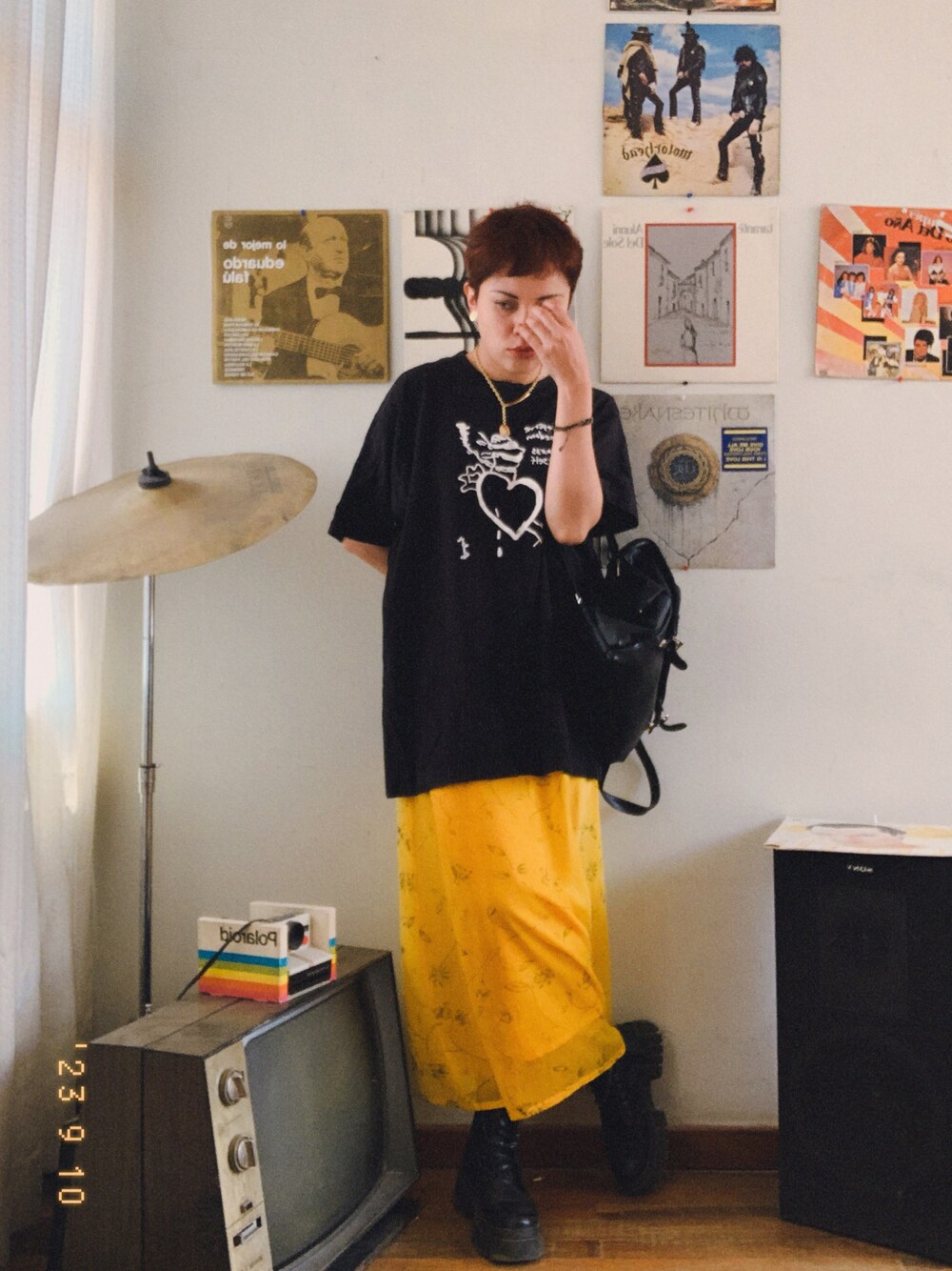 イエロー系のスカートを着用したレディースの秋コーディネートの1枚目の写真