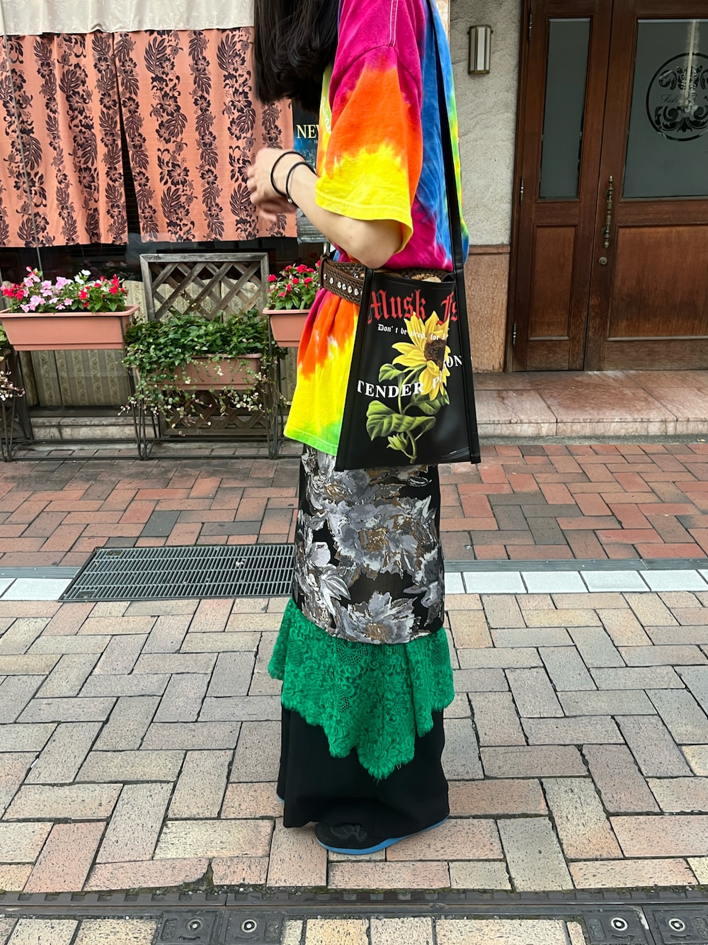 「used、vintage、古着MIX、古着、古着コーデ、モード、ワイドパンツ、スカート、レイヤード、レイヤードスタイル、fashion、おしゃれさんと繋がりたい、古着好きな人と繋がりたい、休日スタイル、ロン毛」｜「LAD MUSICIANのWOOL GABARDINE WIDE FLARE SLACKS（スラックス、ブラック系）」を使った、無添加さん（メンズ・182cm）の夏コーディネートの1枚目の写真