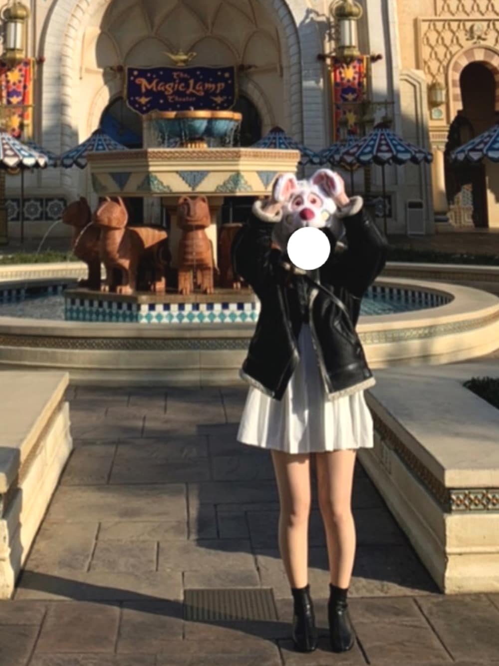 「シンプル、ワンピース、フライトジャケット、シャツワンピ、TokyoDisneySea、スクエアトゥブーツ、大人コーデ、モノトーン、ディズニー」｜「Ungridのフェイクムートンボアブルゾン（ムートンコート、ブラック系）」を使った、 qiwangさん（レディース・166cm）の冬コーディネートの1枚目の写真