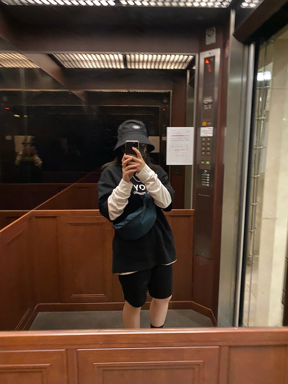 グリーン系のボディバッグ/ウエストポーチ、ブラック系のパンツ、ブラック系のTシャツ/カットソーを着用したレディースの夏コーディネートの1枚目の写真