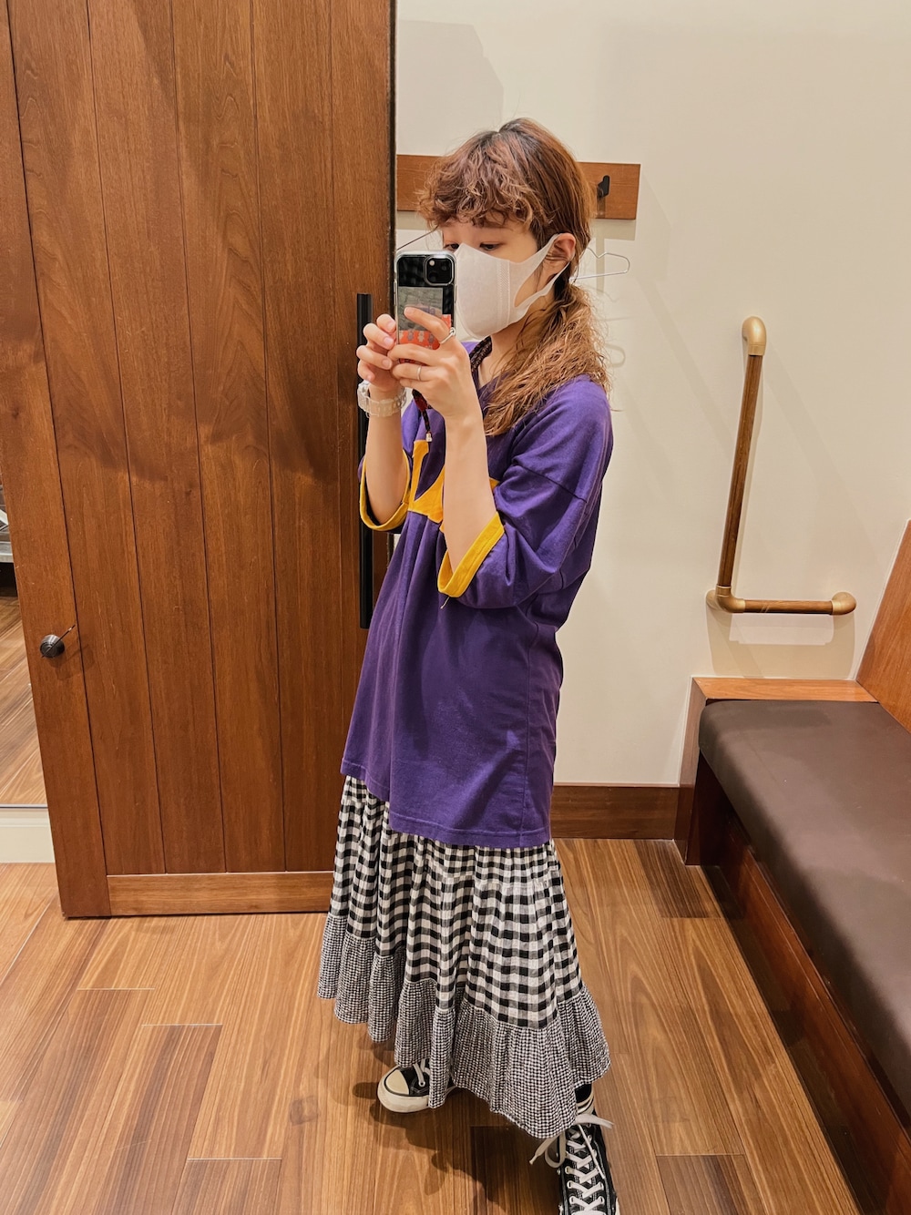 「今日のコーデ、古着、古着MIX、古着コーデ、レイカーズカラー、レイカーズ、ギンガムチェック、ギンガムチェックスカート、秋先取りコーデ」｜「古着のアイテム（トップス、パープル系）」を使った、sbeさん（レディース・153cm）の夏コーディネートの1枚目の写真