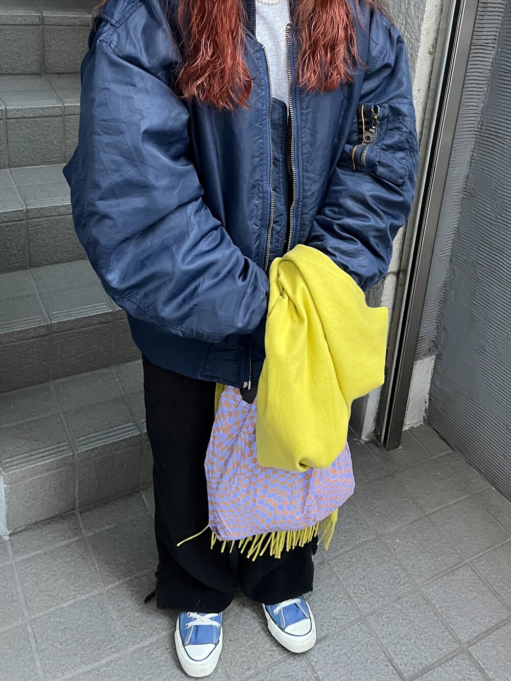 パープル系のエコバッグ/サブバッグを着用したレディースの冬コーディネートの1枚目の写真