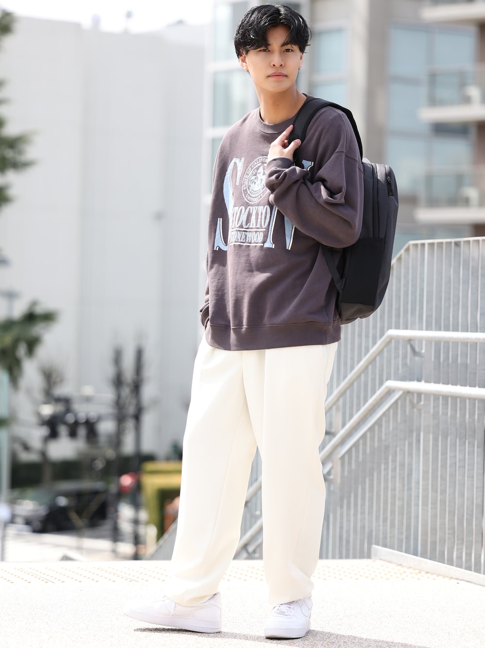 グレー系のスウェット、ホワイト系のその他パンツ、ホワイト系のスニーカーを着用したメンズの春コーディネートの1枚目の写真