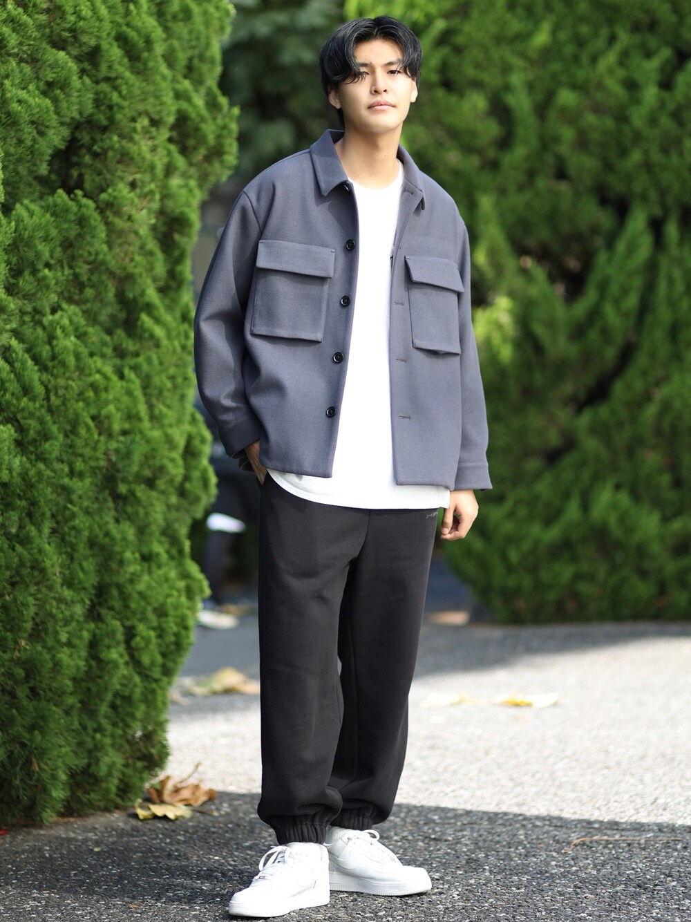 ブルー系のブルゾン、ブラック系のその他パンツ、ホワイト系のスニーカーを着用したメンズの秋コーディネートの1枚目の写真