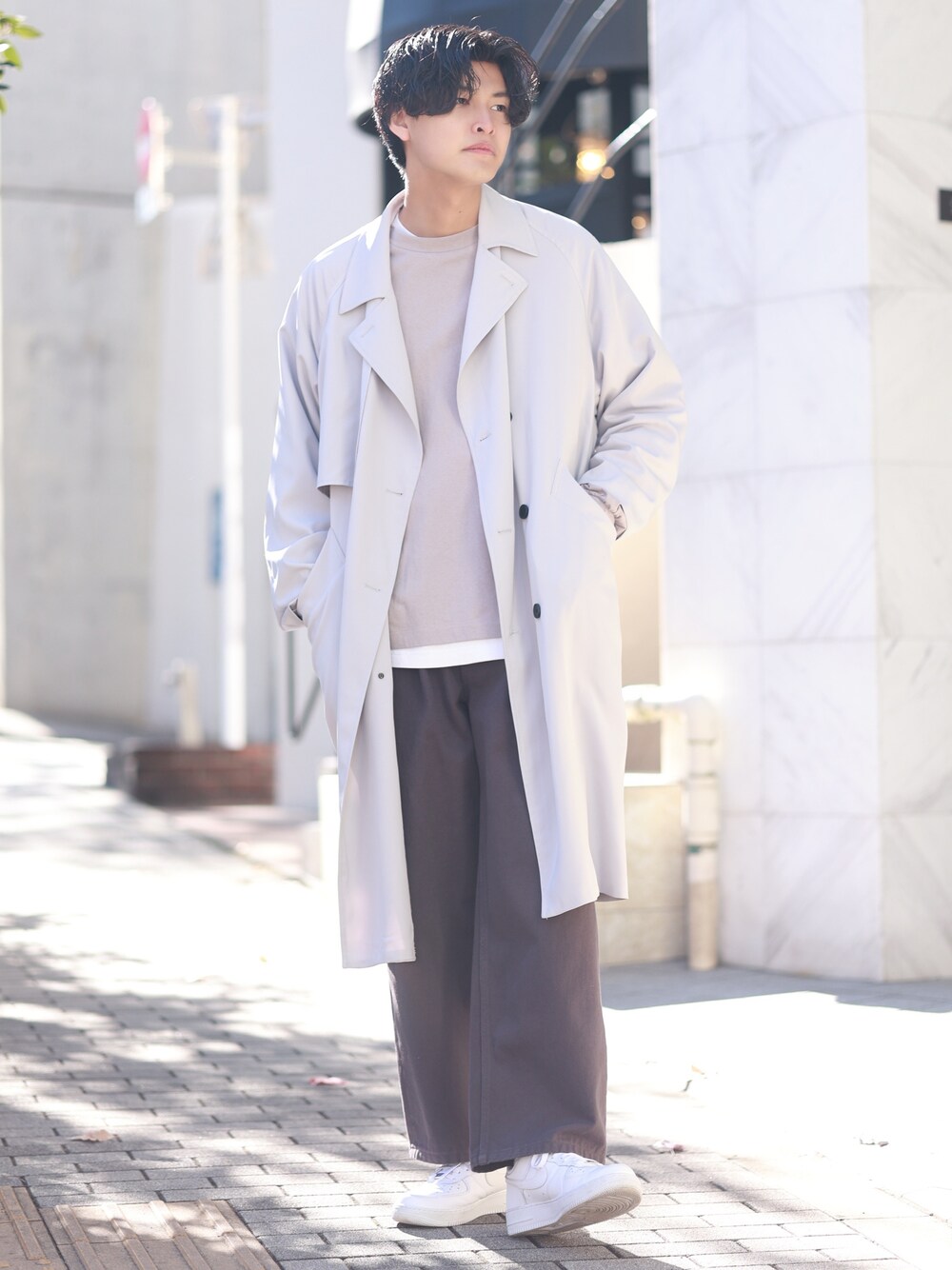 ベージュ系のTシャツ/カットソー、ホワイト系のスニーカー、グレー系のデニムパンツを着用したメンズの冬コーディネートの1枚目の写真