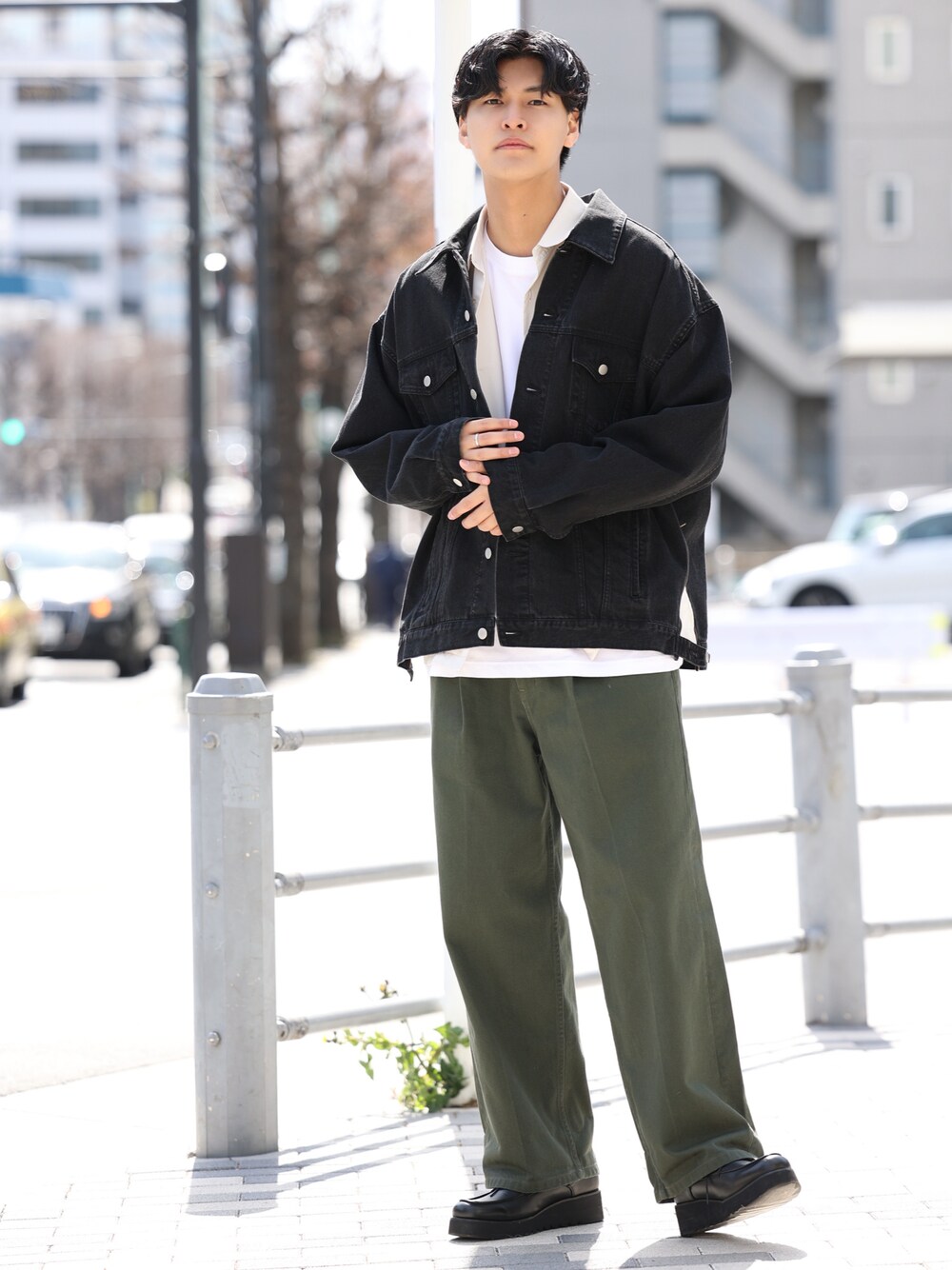 ブラック系のデニムジャケット、ホワイト系のシャツ/ブラウス、ブラック系のドレスシューズを着用したメンズの春コーディネートの1枚目の写真
