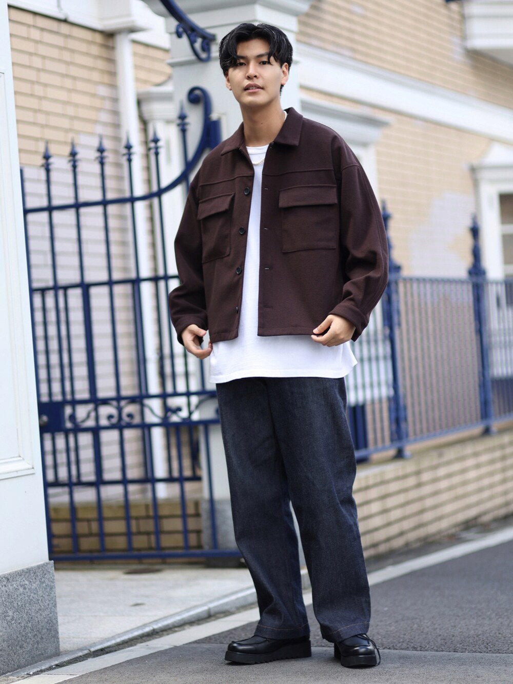「ビッグシルエット、ドレスシューズ、CPOジャケット、レザーシューズ、ブラウン、デニムパンツ、厚底シューズ、きれいめカジュアル、Junred、ワイドデニム」｜「JUNREDの【セットアップ対応】エアリーストレッチフラノワンサイドラグランCPOブルゾン（ブルゾン、ブラウン系）」を使った、takumaさん（メンズ・185cm）の秋コーディネートの1枚目の写真