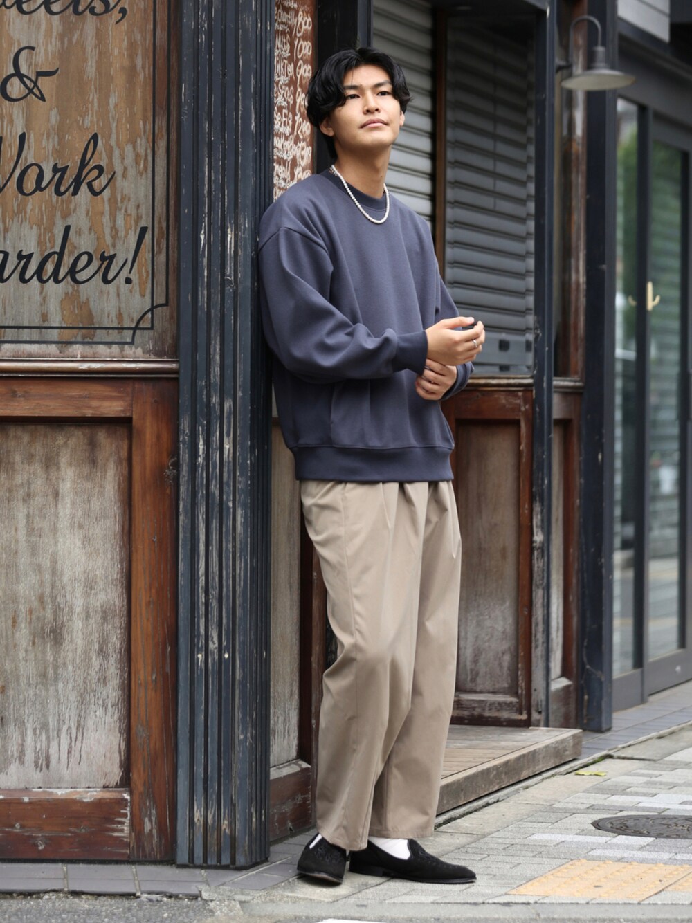 「チノパン、ベージュ、ローファー、オーバーサイズ、ワイドパンツ、革靴、リラックススタイル、シンプルコーデ、Junred、秋服準備はじめました」｜「JUNREDの【サスティナブル】ウーリータッチプルオーバー（スウェット、ブルー系）」を使った、takumaさん（メンズ・185cm）の秋コーディネートの1枚目の写真