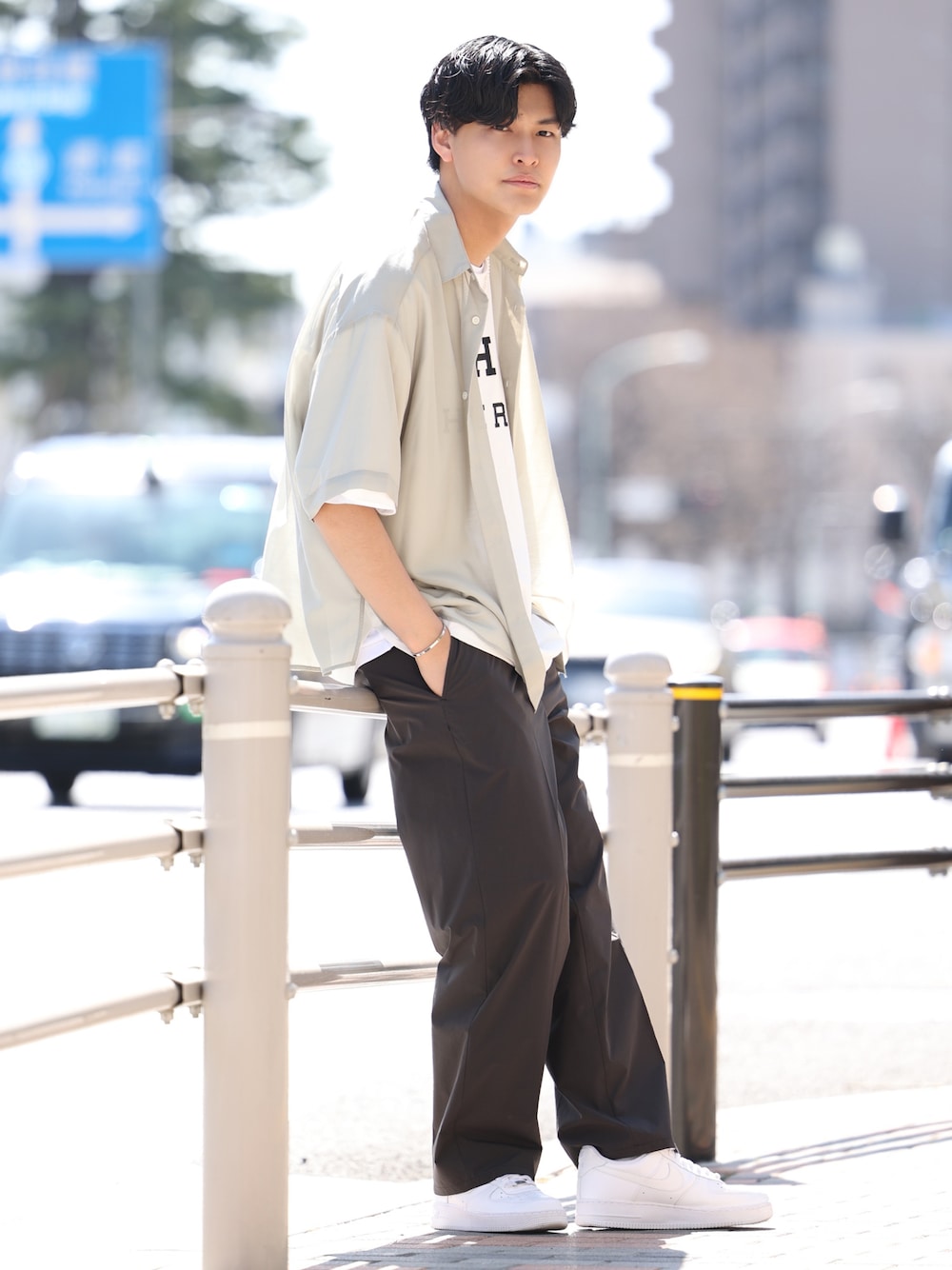 ホワイト系のシャツ/ブラウス、ホワイト系のTシャツ/カットソー、ホワイト系のスニーカーを着用したメンズの春コーディネートの1枚目の写真