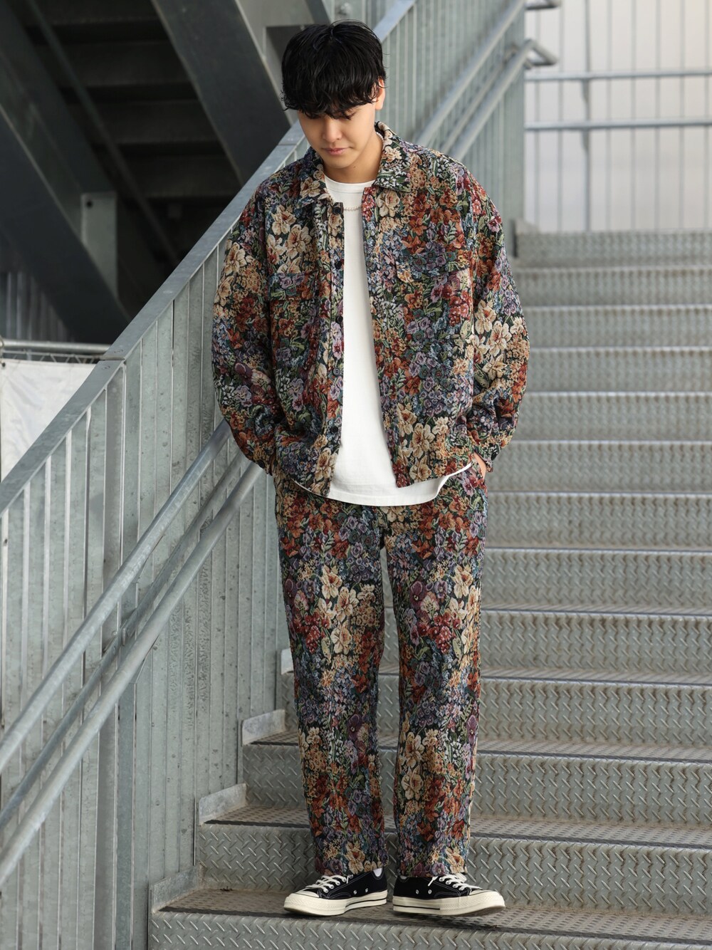 ブラック系のブルゾン、ブラック系のその他パンツ、ブラック系のスニーカーを着用したメンズの春コーディネートの1枚目の写真