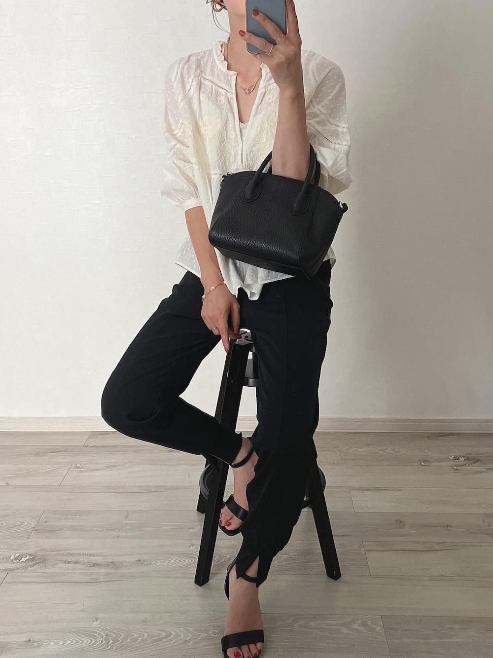 ブラック系のスウェットパンツ、ホワイト系のシャツ/ブラウスを着用したレディースの夏コーディネートの1枚目の写真