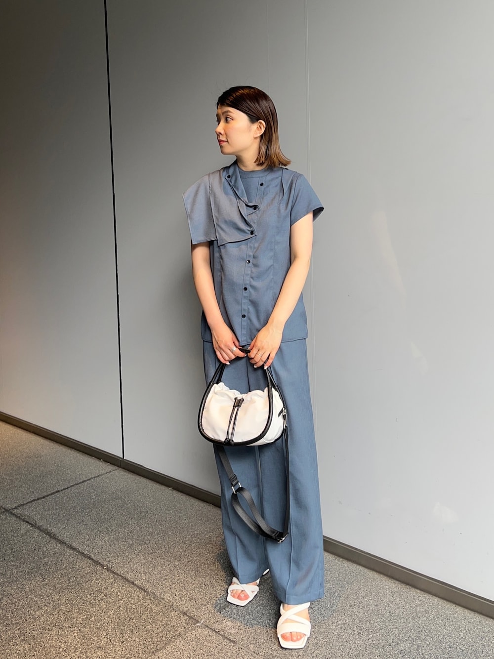 グリーン系のシャツ/ブラウス、グリーン系のスラックスを着用したレディースの夏コーディネートの1枚目の写真