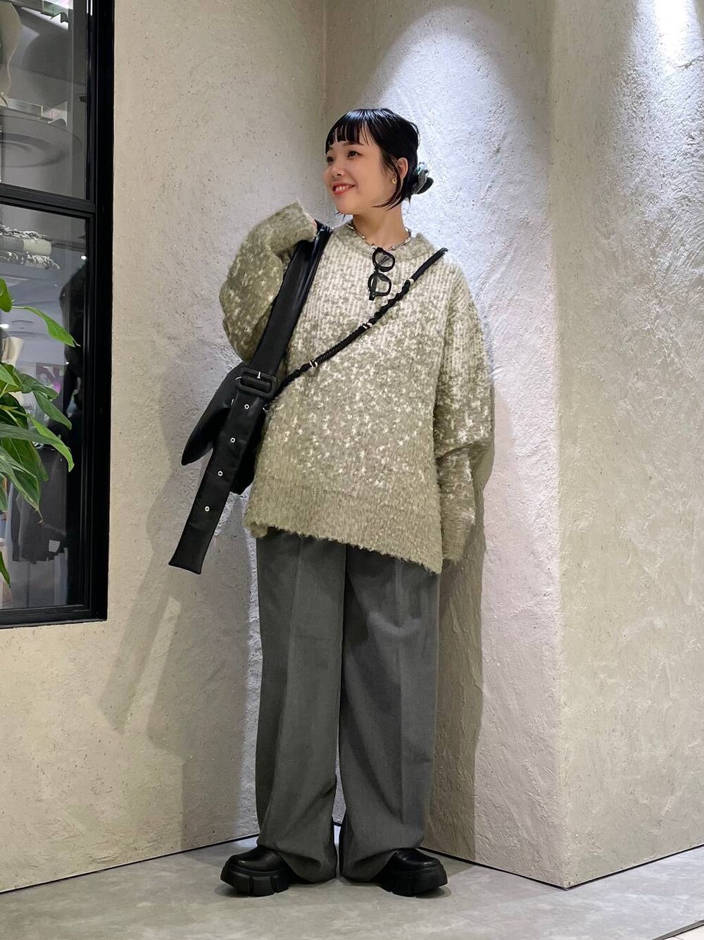 ブラック系のブーツ、グレー系のその他パンツ、グリーン系のニット/セーターを着用したレディースの秋コーディネートの1枚目の写真