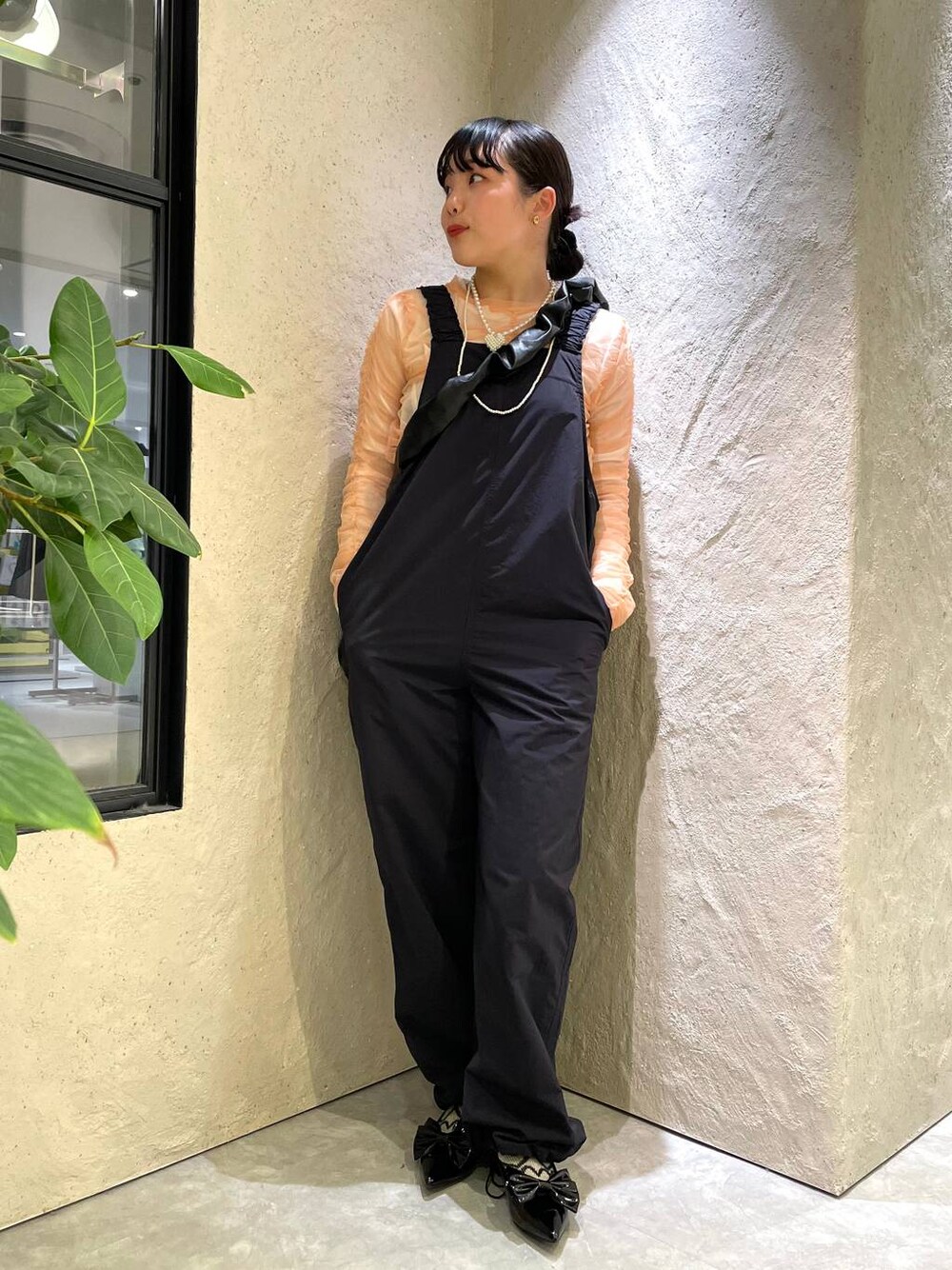 ブラック系のトートバッグ、ブラック系のパンプス、ピンク系のシャツ/ブラウスを着用したレディースの春コーディネートの1枚目の写真