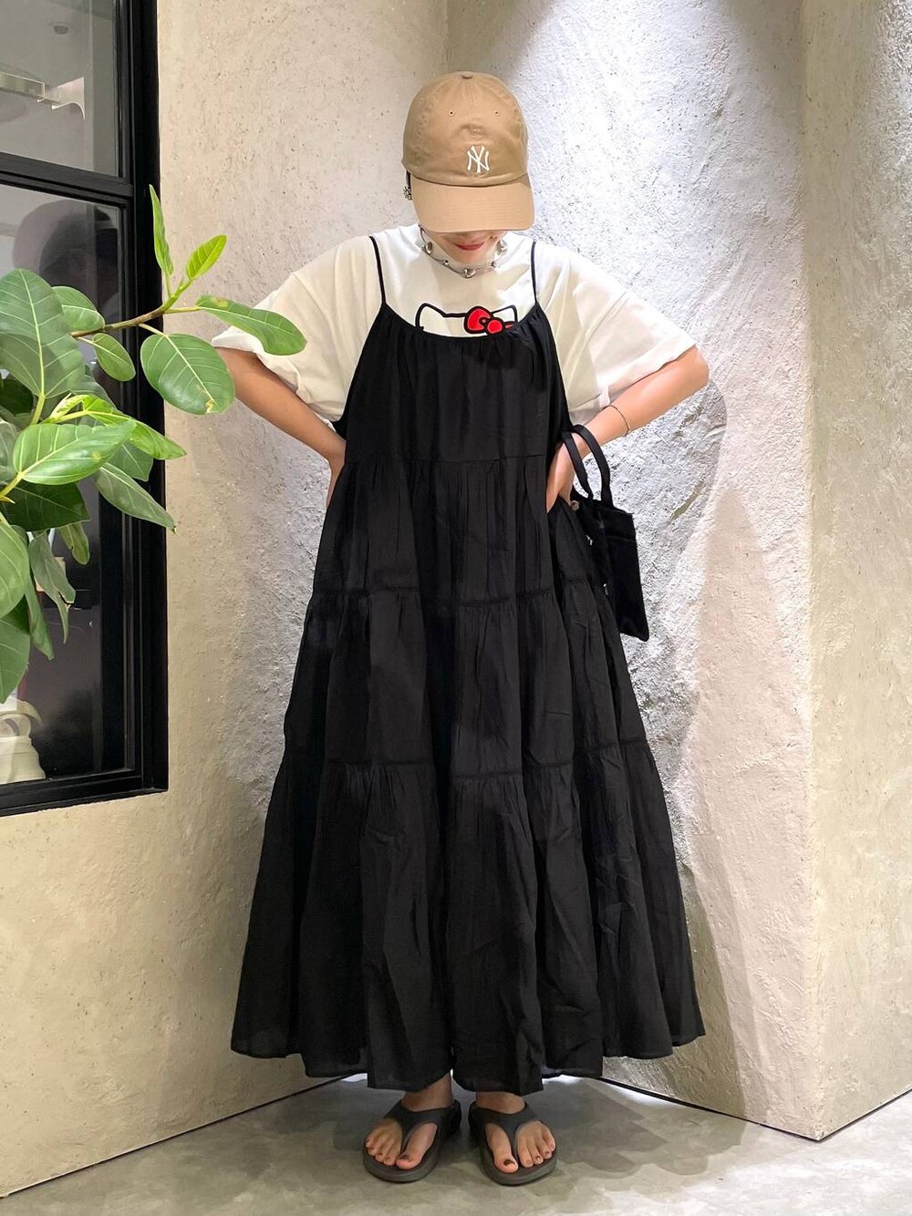 「個性派、ヴィンテージ、カジュアル、春コーデ、着痩せ、差し色コーデ、高見え、ラフ、ミリタリー、LOWRYS FARM、着痩せ・細見え、Tシャツ、ワンピース、キャミワンピース、夏コーデ」｜「LOWRYS FARMのコットンボイルサマードレス　126520（ワンピース、ブラック系）」を使った、kureha さん（レディース・158cm）の夏コーディネートの1枚目の写真