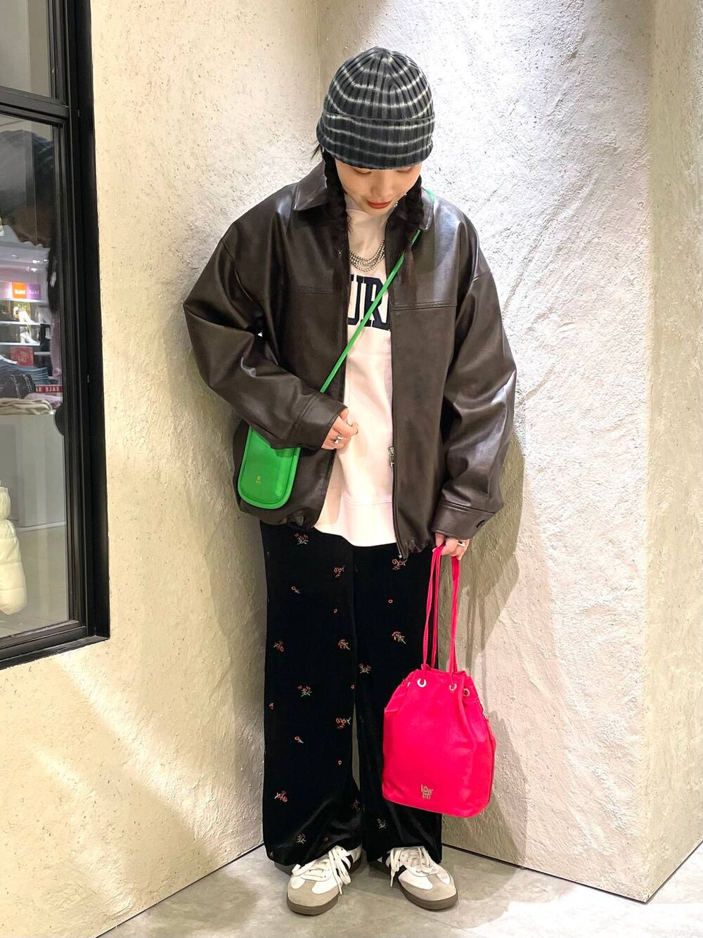 「個性派、ヴィンテージ、カジュアル、春コーデ、着痩せ、差し色コーデ、高見え、ラフ、ミリタリー、LOWRYS FARM、着痩せ・細見え、スウェット、スタッフヘア、アウター、春アウター」｜「adidasの【HEREIAM】adidas(アディダス)／SAMBA OG（スニーカー、ホワイト系）」を使った、kureha さん（レディース・158cm）の冬コーディネートの1枚目の写真