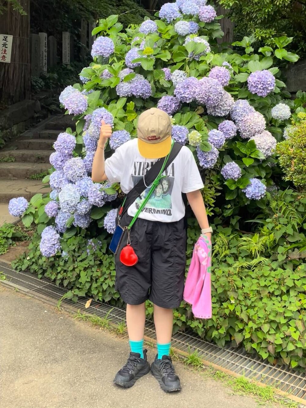 その他のTシャツ/カットソー、ブラック系のその他パンツ、その他のソックス/靴下を着用したレディースの夏コーディネートの1枚目の写真