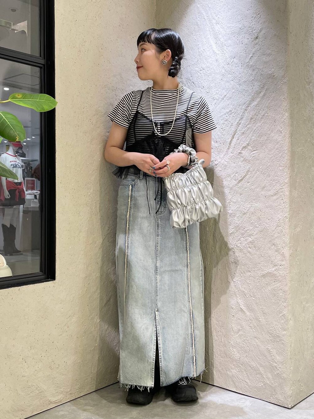 「個性派、ヴィンテージ、カジュアル、春コーデ、着痩せ、差し色コーデ、高見え、ラフ、ミリタリー、LOWRYS FARM、着痩せ・細見え、Tシャツ、ベスト、スカート、ローリーズスタイル_LOWRYS FARM」｜「LOWRYS FARMのフライスチビＴシャツＳＳ 111954（Tシャツ/カットソー、その他）」を使った、kureha さん（レディース・158cm）の夏コーディネートの1枚目の写真