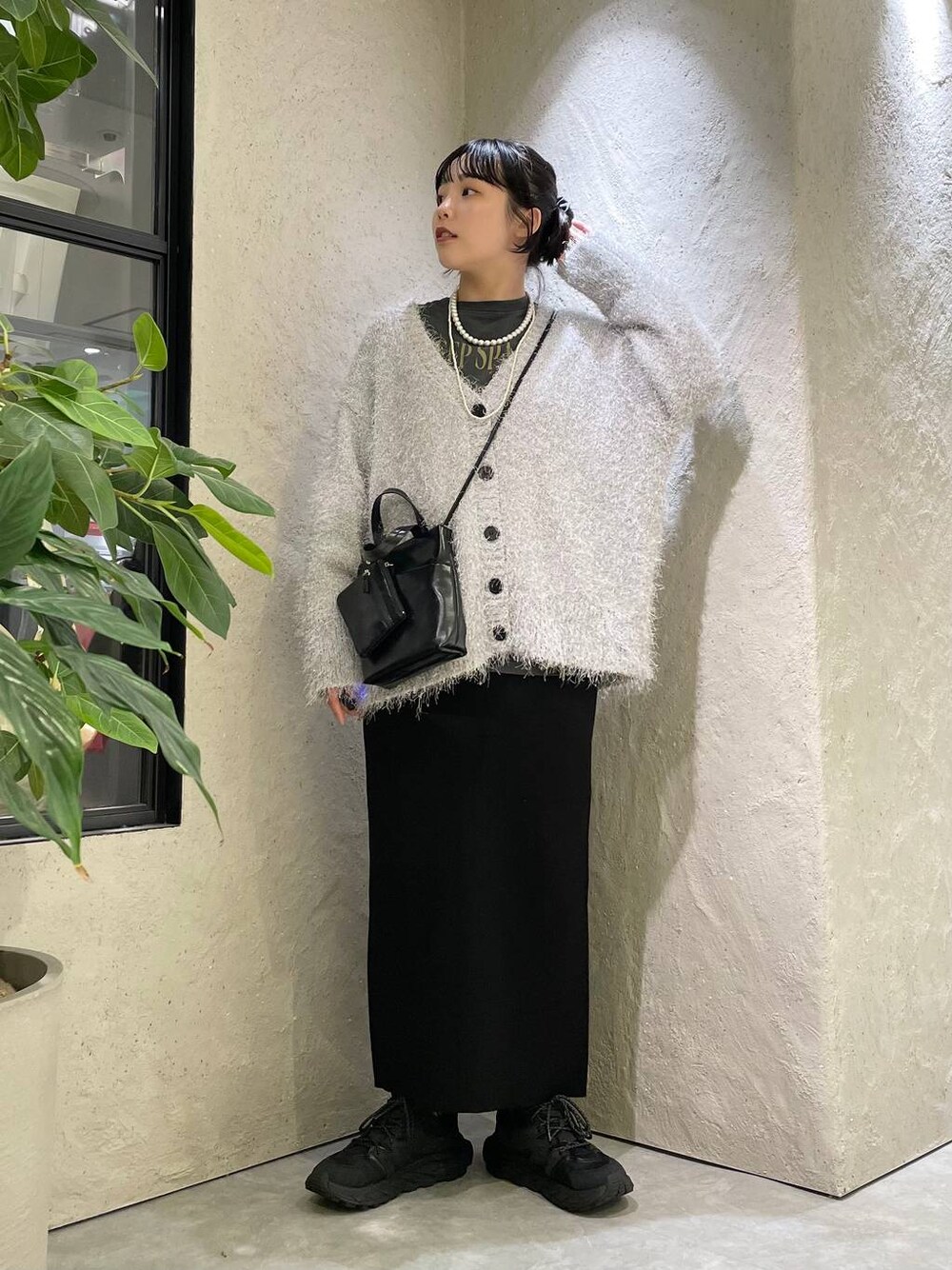 ブラック系のショルダーバッグ、グレー系のカーディガン/ボレロ、グレー系のTシャツ/カットソーを着用したレディースの秋コーディネートの1枚目の写真