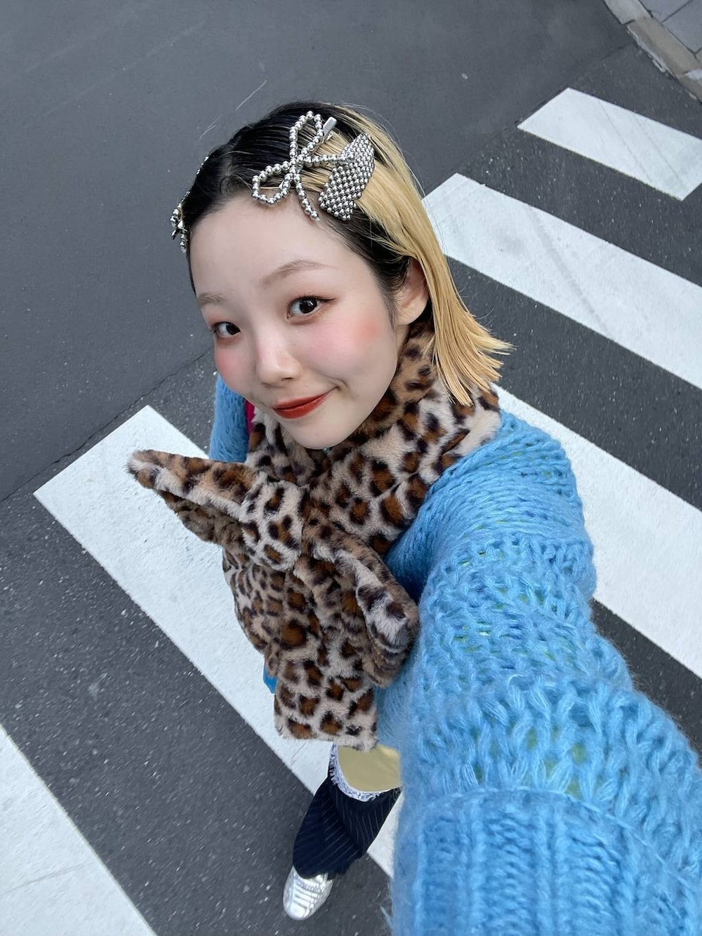 ブラウン系のマフラー、グレー系のヘアピン、シルバー系のリングを着用したレディースの冬コーディネートの1枚目の写真