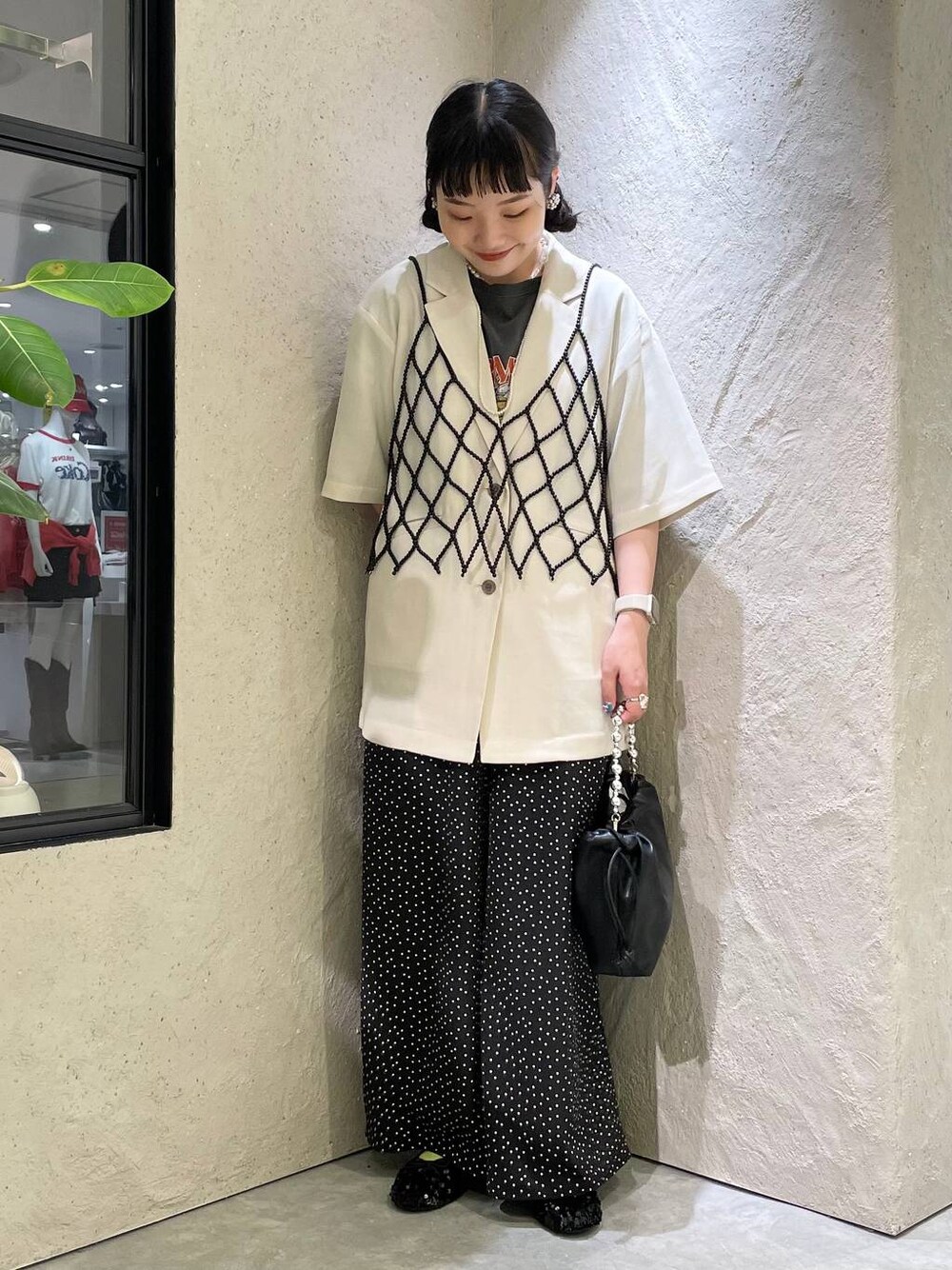 「個性派、ヴィンテージ、カジュアル、春コーデ、着痩せ、差し色コーデ、高見え、ラフ、ミリタリー、LOWRYS FARM、着痩せ・細見え、ジャケット、Tシャツ、ワイドパンツ、パンツ」｜「LOWRYS FARMのＬＦロゴシシュウソックス 103897（ソックス/靴下、グリーン系）」を使った、kureha さん（レディース・158cm）の夏コーディネートの1枚目の写真