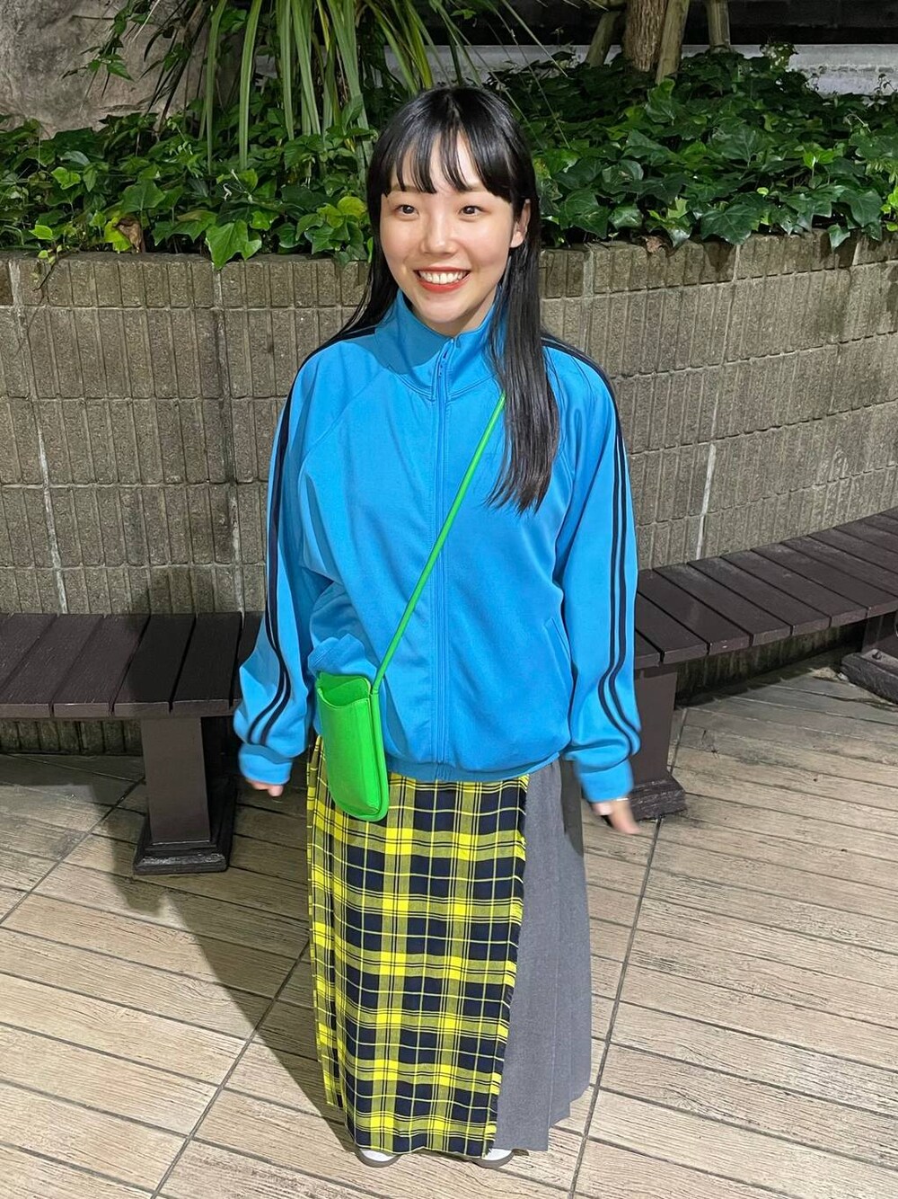 ホワイト系のスニーカー、イエロー系のスカート、ブルー系のTシャツ/カットソーを着用したレディースの秋コーディネートの1枚目の写真