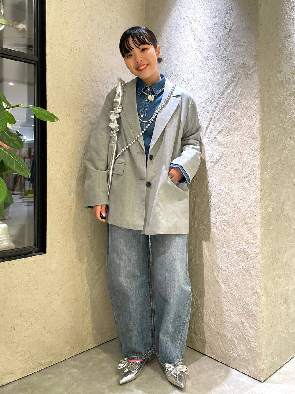 「個性派、着痩せ・細見え、春コーデ、春アウター、ローリーズスタイル_LOWRYS FARM、大人女子カジュアル_LOWRYS FARM、ジャケット、デニムパンツ、デニムジャケット、フラットシューズ、パンプス、ヴィンテージ、カジュアル、冬コーデ、着痩せ」｜「LOWRYS FARMのシャーリング2WAYBAG 100159（トートバッグ、グレー系）」を使った、kureha さん（レディース・158cm）の春コーディネートの1枚目の写真