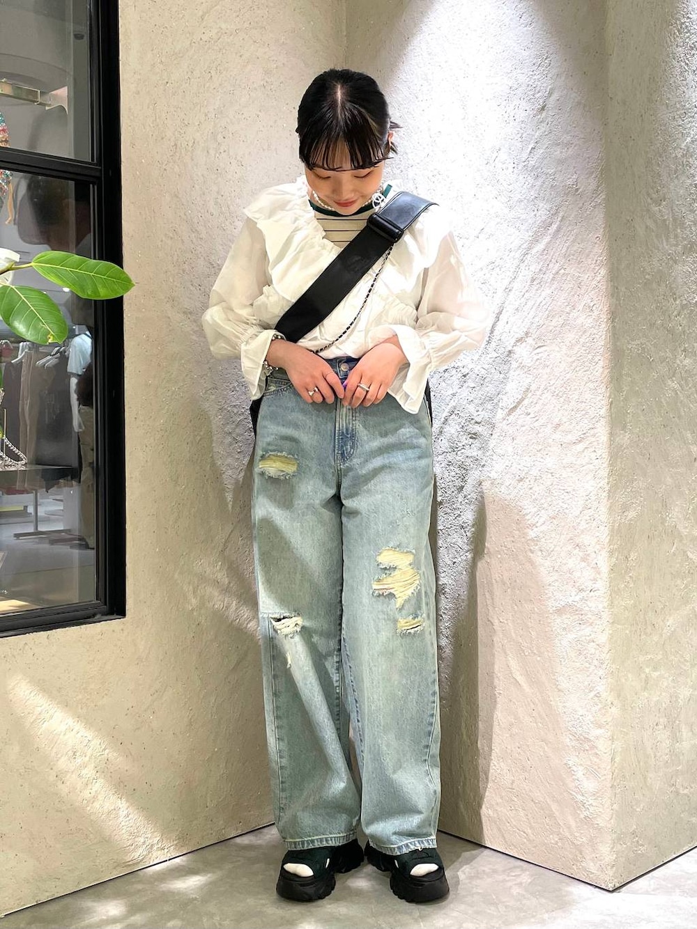 「個性派、ヴィンテージ、カジュアル、春コーデ、高見え、ラフ、ミリタリー、LOWRYS FARM、着痩せ・細見え、ブラウス、デニムパンツ、サンダル、ローリーズスタイル_LOWRYS FARM、大人女子カジュアル_LOWRYS FARM、春服みてみて」｜「LOWRYS FARMのレースアップスポサン　104934（サンダル、ブラック系）」を使った、kureha さん（レディース・158cm）の春コーディネートの1枚目の写真